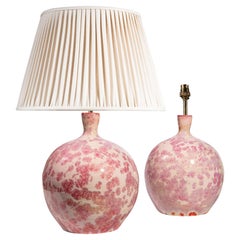 Paire de lampes-vases en cristal rose émaillé