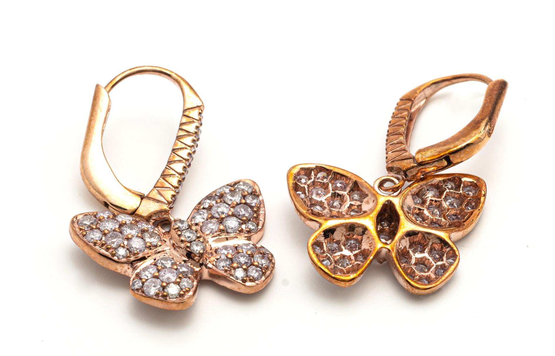 Paar Pink Diamond und Diamond Butterfly Ohrringe
Skurriles Design, die Flügel und der Körper sind mit rosafarbenen Diamanten besetzt, die zusammen etwa 1,59 Karat wiegen, montiert in 18 Karat Gold, 11 x 27 mm
