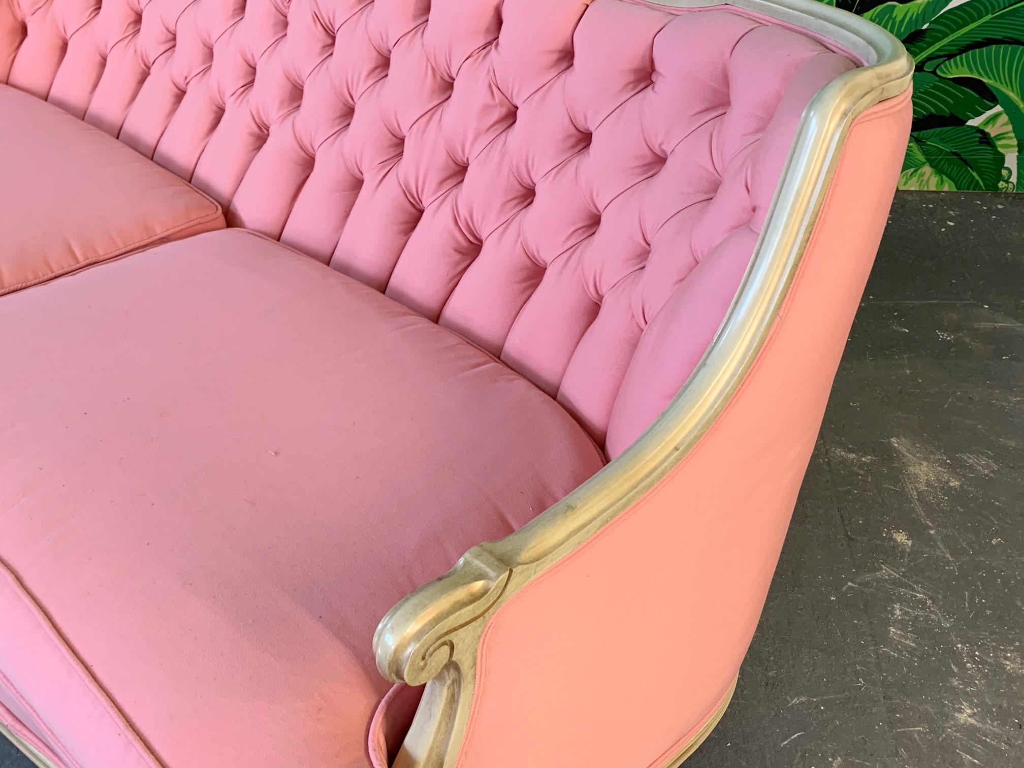 Paar rosa Sofas im französischen Stil im Zustand „Gut“ in Jacksonville, FL