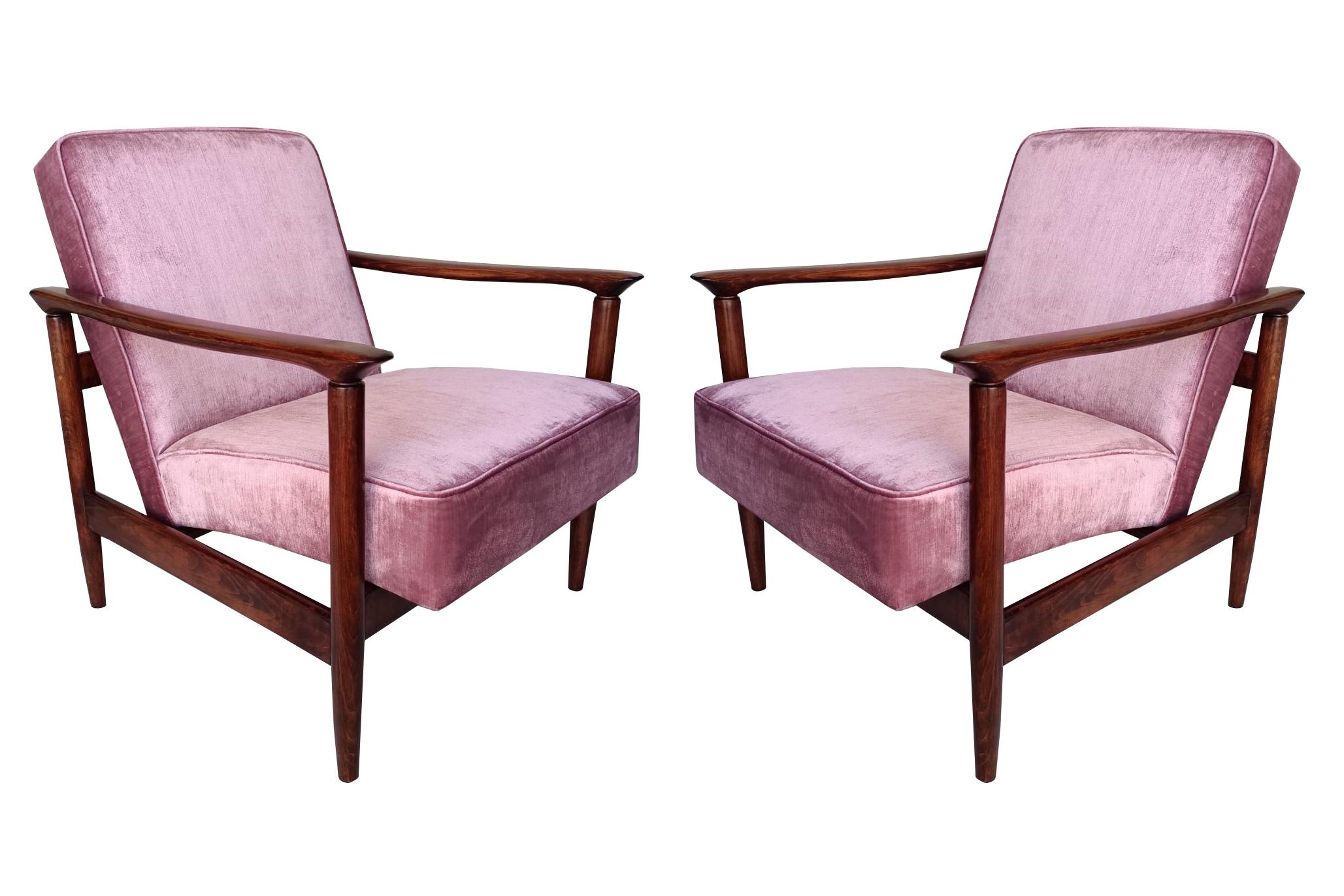 Magnifiques fauteuils modèle GFM-142, dessinés par Edmund Homa. Le fauteuil a été fabriqué dans les années 1960 dans l'usine de meubles Gosciecinska. Le cadre est en bois de hêtre massif. Le fauteuil GFM-142 est considéré comme l'un des meilleurs