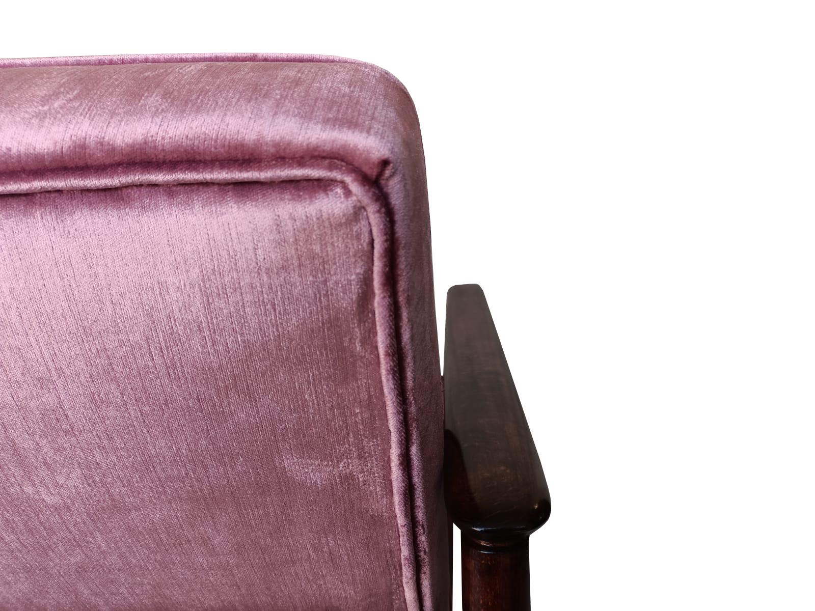 Mid-Century Modern Paire de fauteuils en velours rose brillant, Design/One, Europe, années 1960. en vente