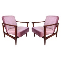Paire de fauteuils en velours rose brillant, Design/One, Europe, années 1960.