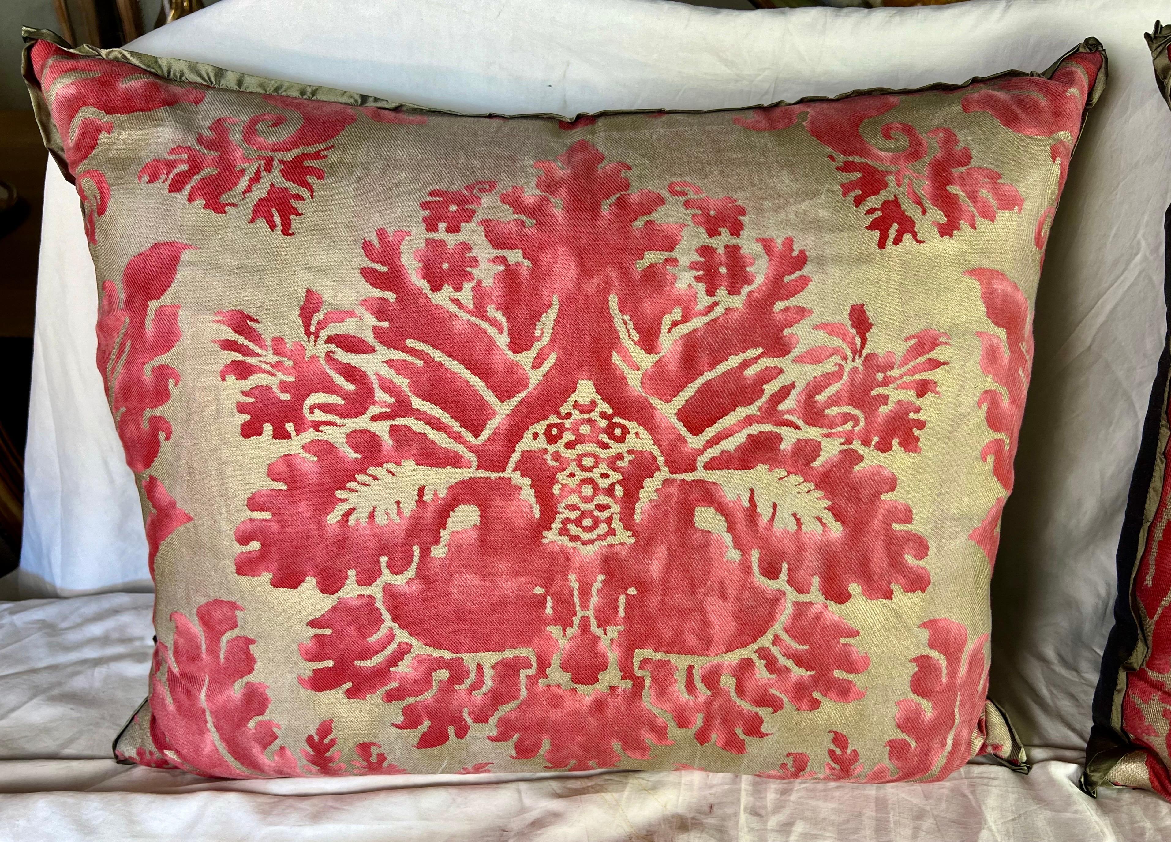 Paar rosa & goldene Fortuny-Textilkissen (Barock) im Angebot