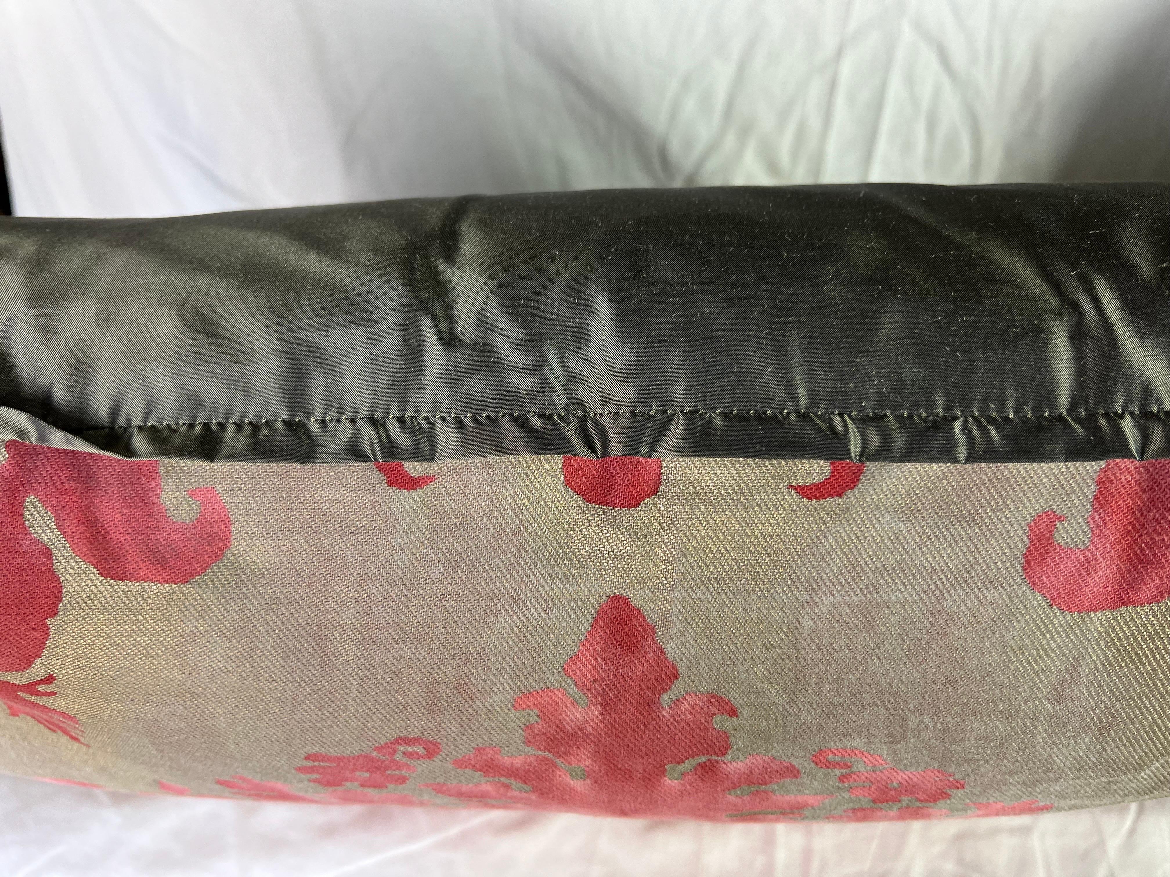 Paar rosa & goldene Fortuny-Textilkissen (20. Jahrhundert) im Angebot