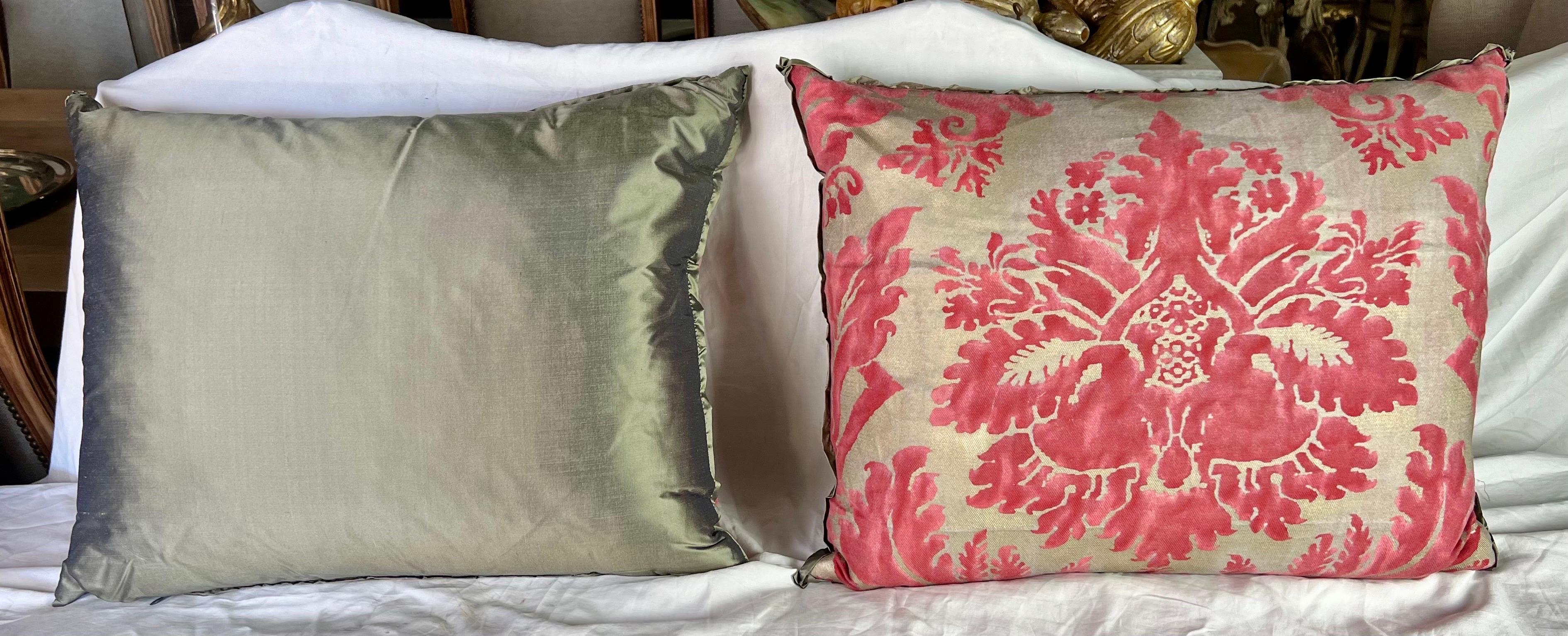 Paar rosa & goldene Fortuny-Textilkissen (Baumwolle) im Angebot