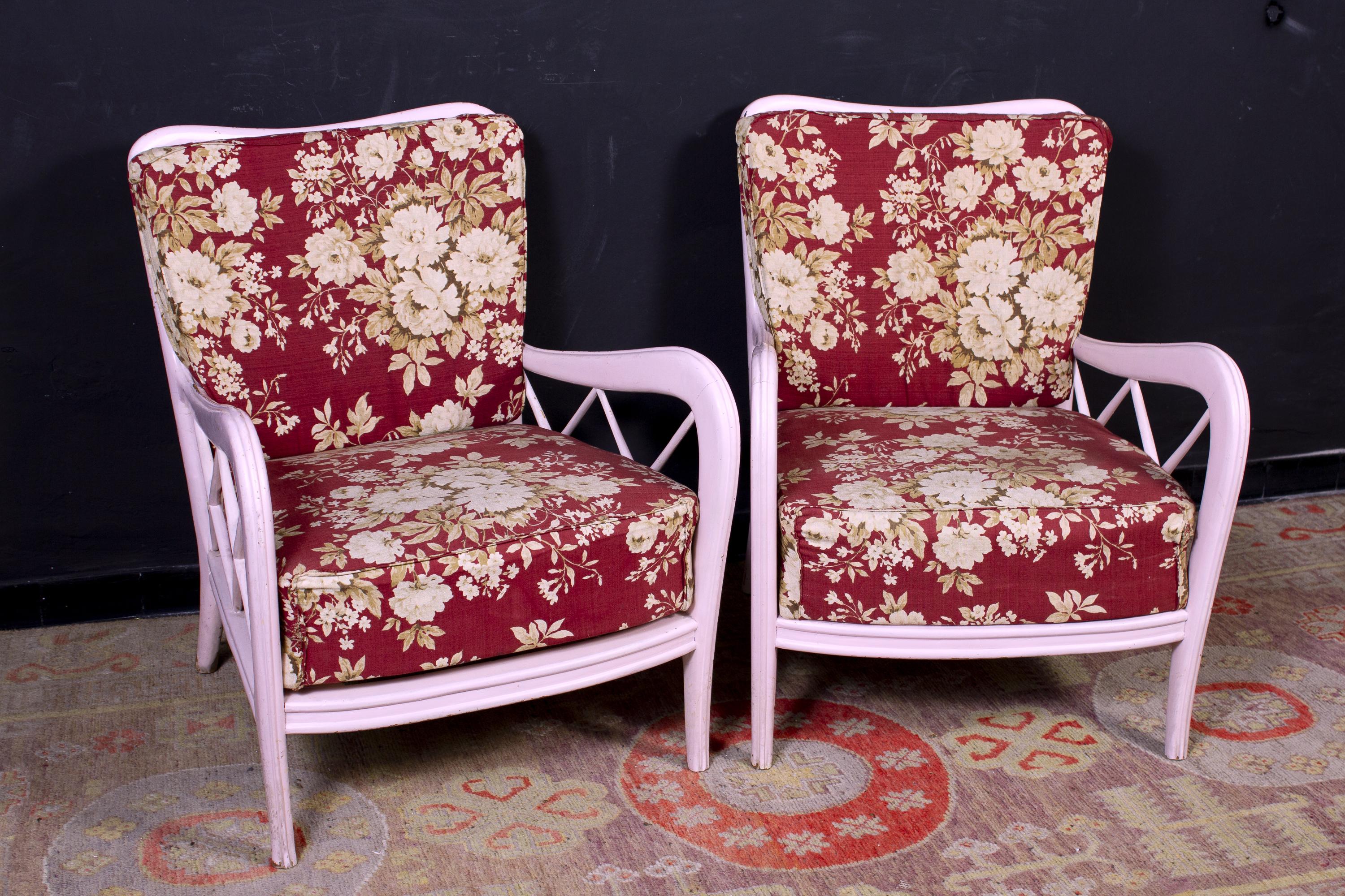Délicieux ensemble de chaises de salon ou de fauteuils en bois peint en rose avec une assise profonde.
Tapissé avec un motif de fleurs en très bon état vintage.
 
  