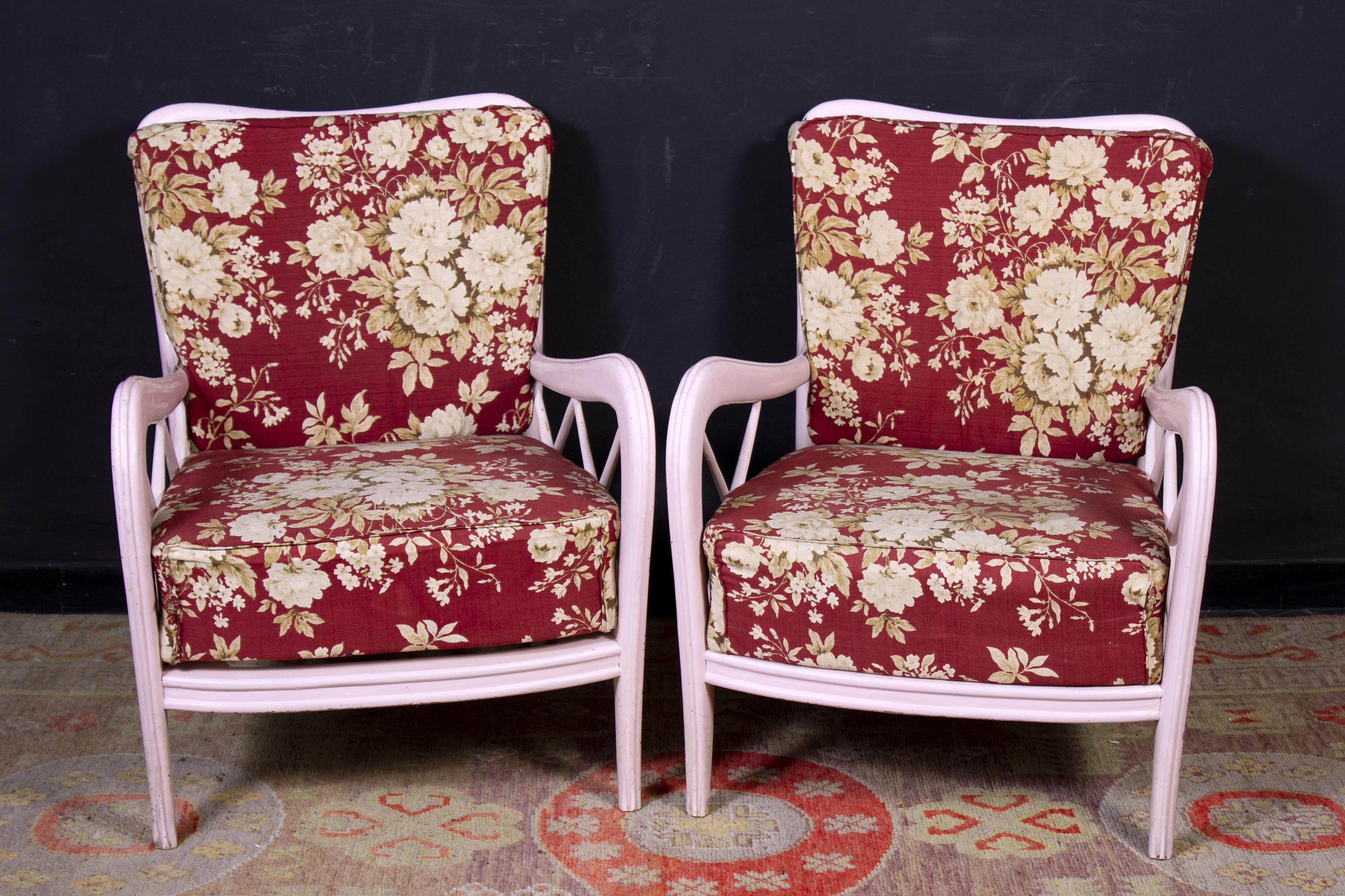Délicieux ensemble de chaises ou fauteuils de salon en bois peint en rose avec assise profonde.
Tapissé avec un design floral dans un très bon état vintage.

  