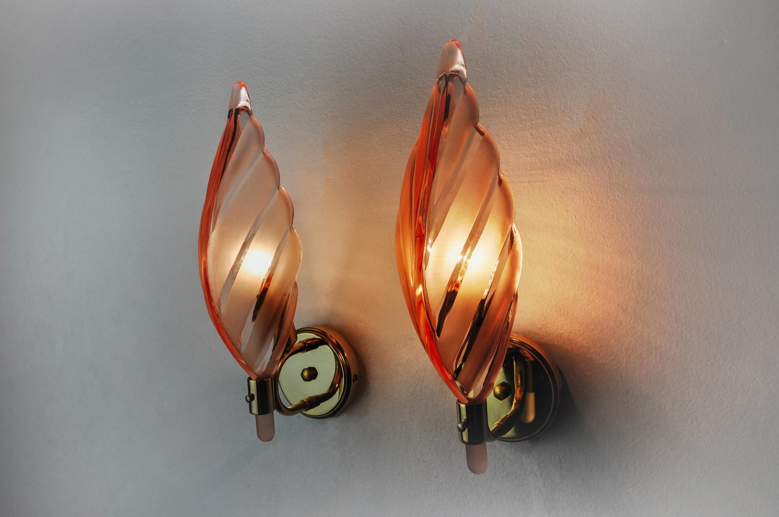 Very nice pair of Mazzega Murano sconces produced in Italy in the 70s.

Murano glass crystals and pink leaf shape and gilded metal structure.

Unique object that will illuminate wonderfully and bring a real design touch to your