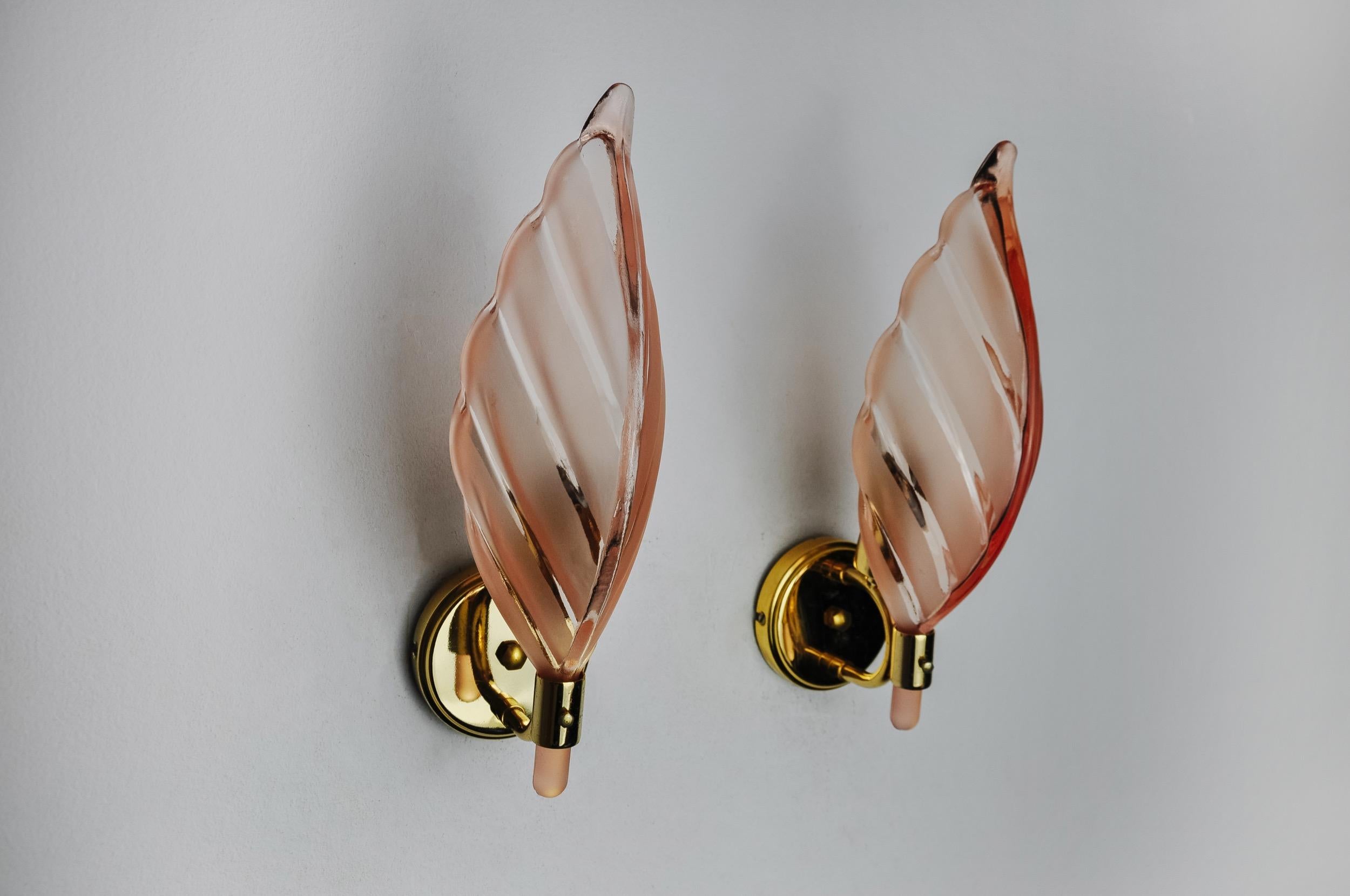 Italiano Coppia di lampade a foglia rosa, Mazzega Murano, Italia 1970 in vendita