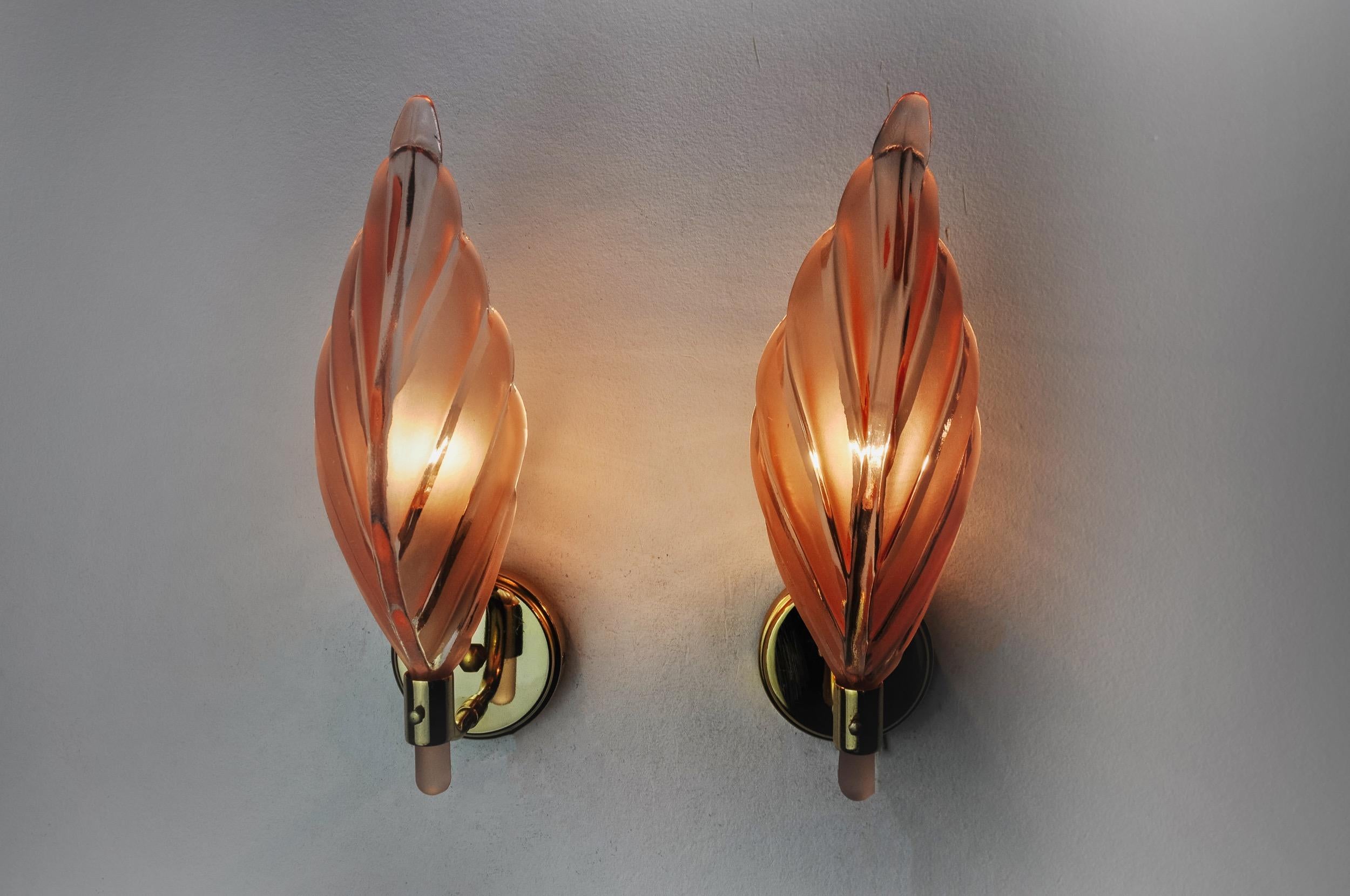 Pair of Pink Leaf Sconces, Mazzega Murano, Italy 1970 In Good Condition For Sale In BARCELONA, ES