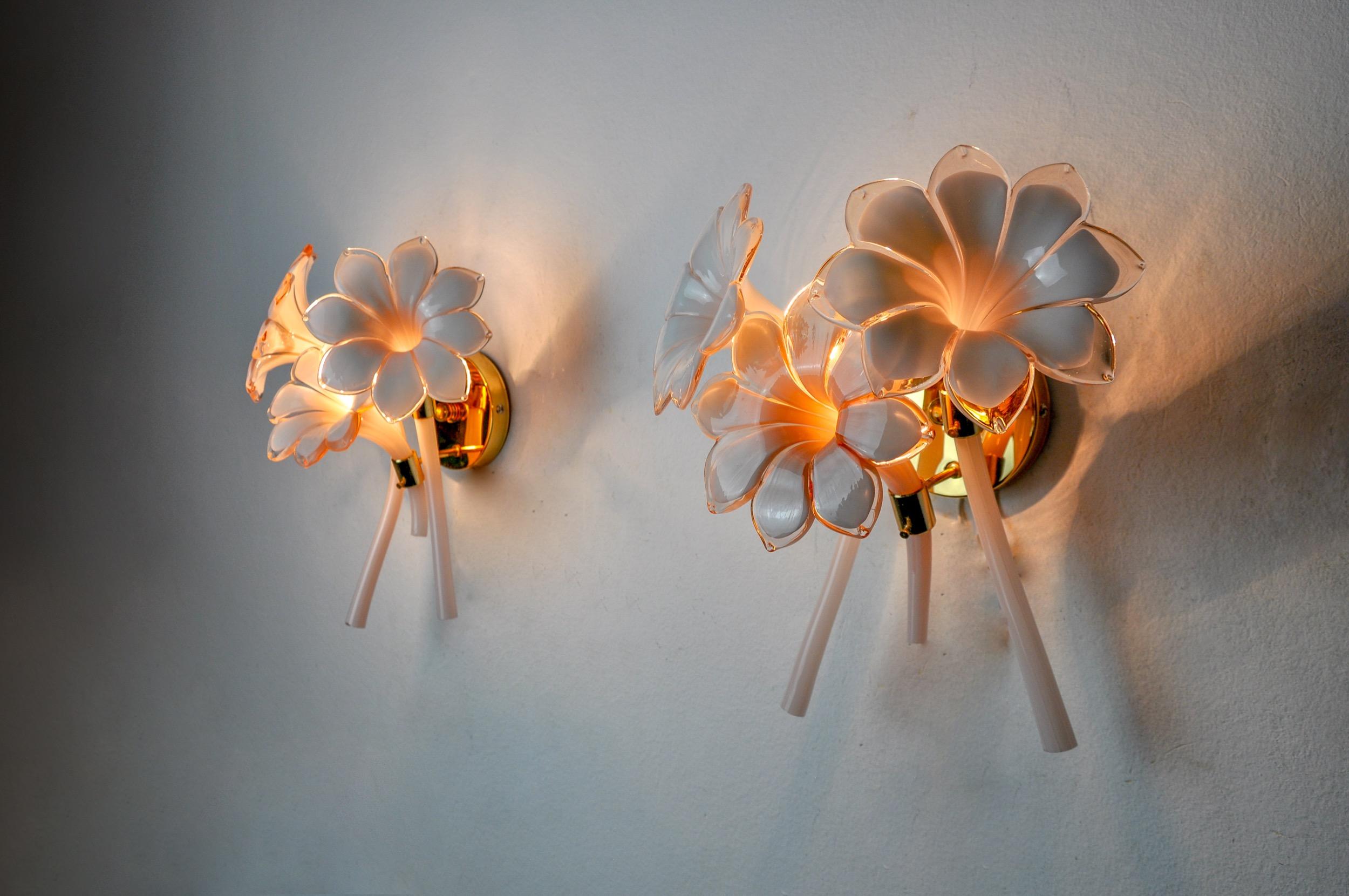 Pair of pink lily cala sconces, murano glass, Italy, 1970 In Good Condition For Sale In BARCELONA, ES