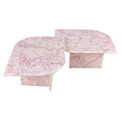 Paar rosa Marmor-Couchtische, hergestellt in Frankreich, 1970er Jahre