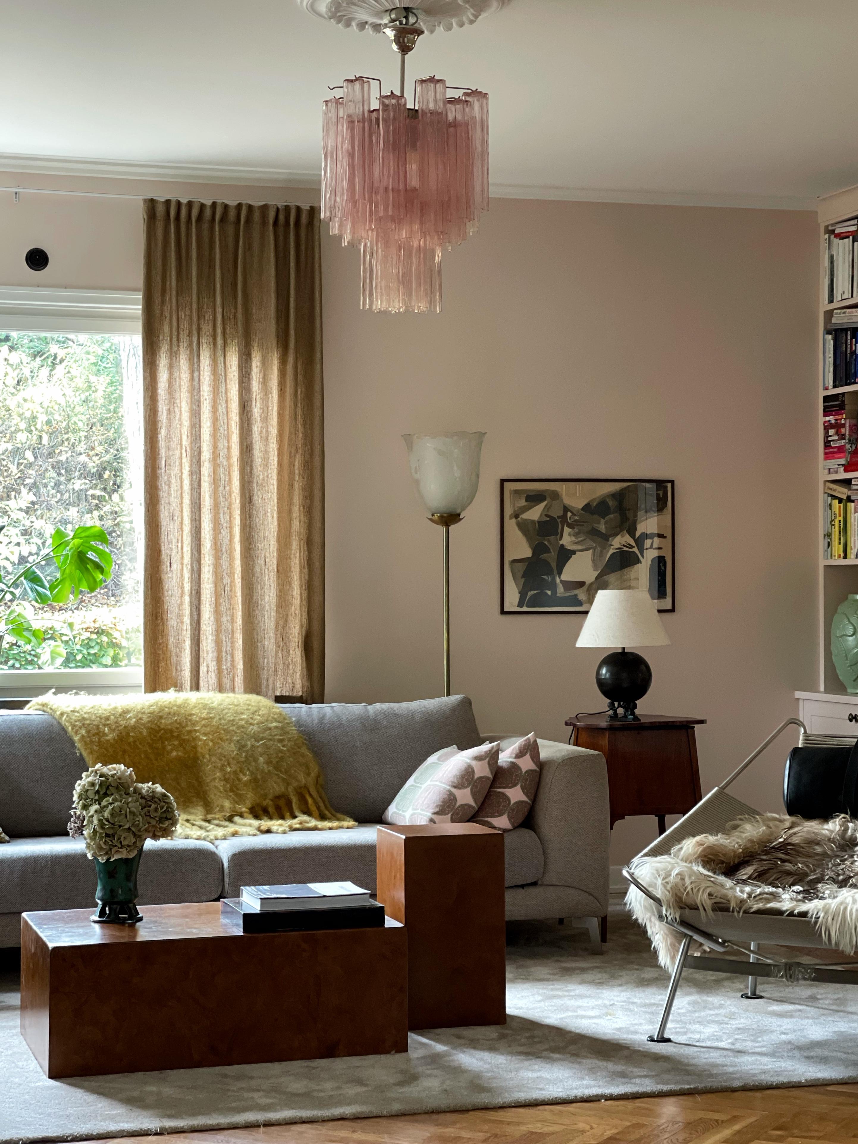 Mid-Century moderno Coppia di lampadari rosa di Murano nello stile di Venini. dimensioni medio-piccole. in vendita