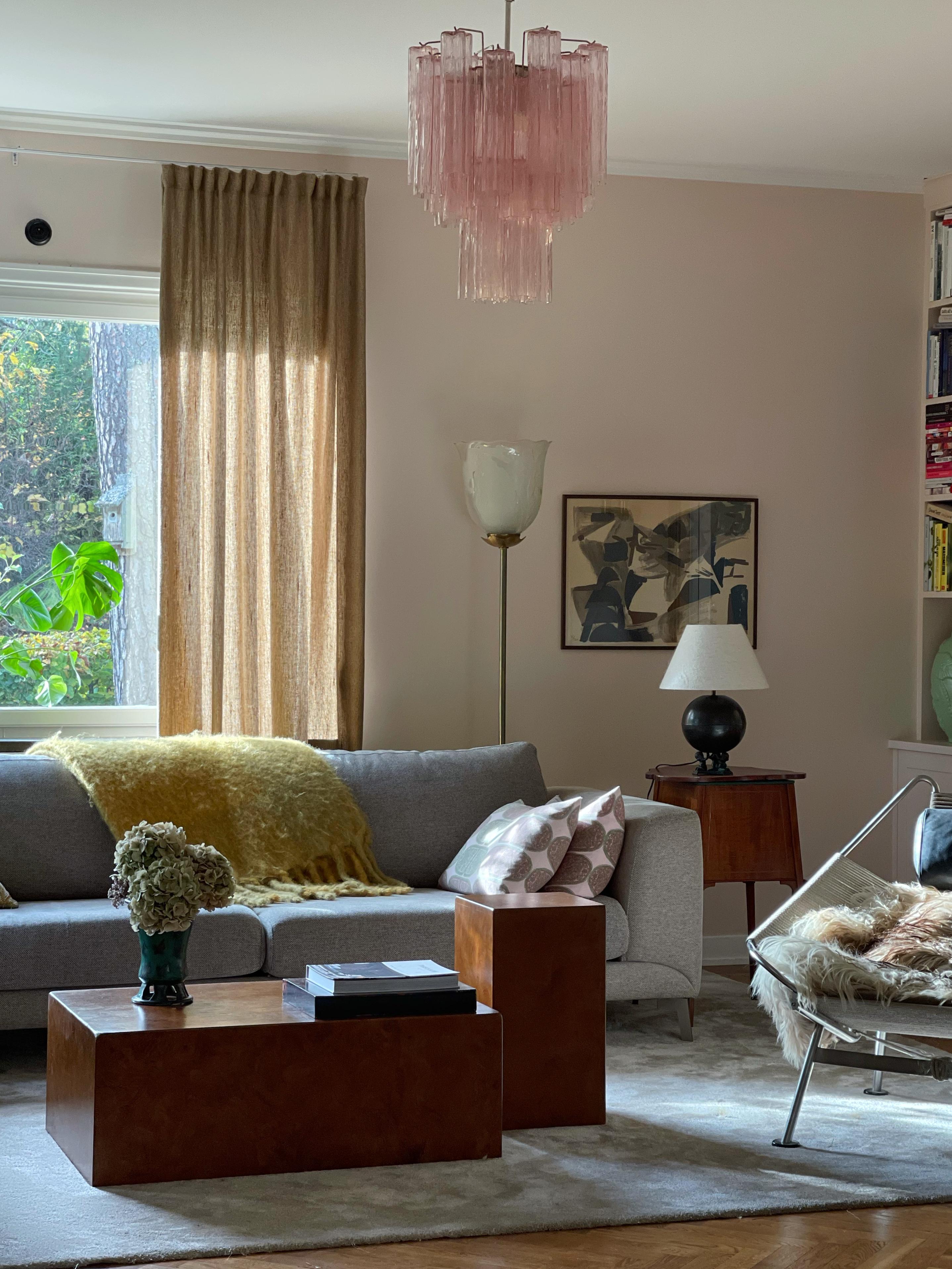 Italiano Coppia di lampadari rosa di Murano nello stile di Venini. dimensioni medio-piccole. in vendita