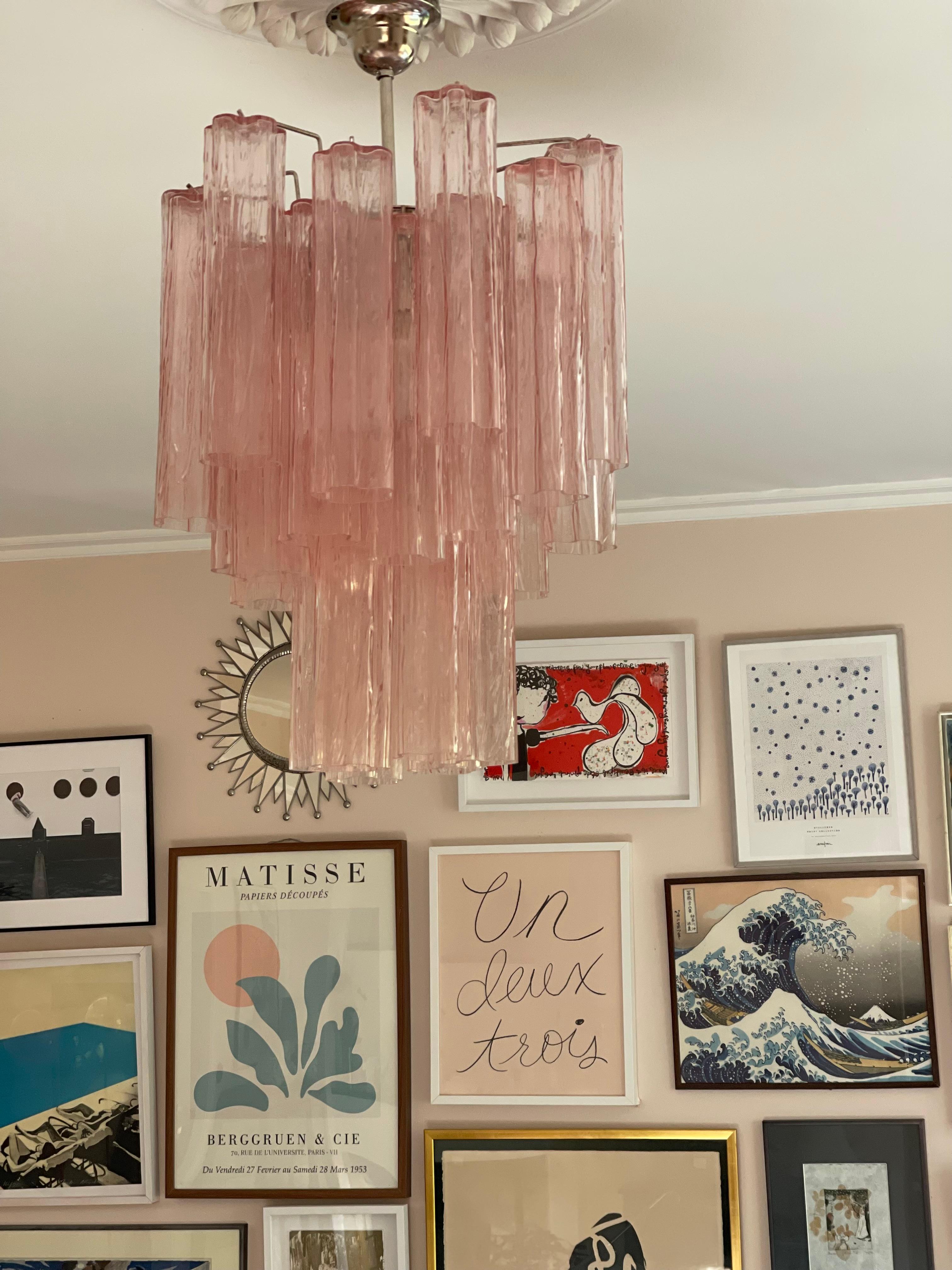 Vetro Coppia di lampadari rosa di Murano nello stile di Venini. dimensioni medio-piccole. in vendita