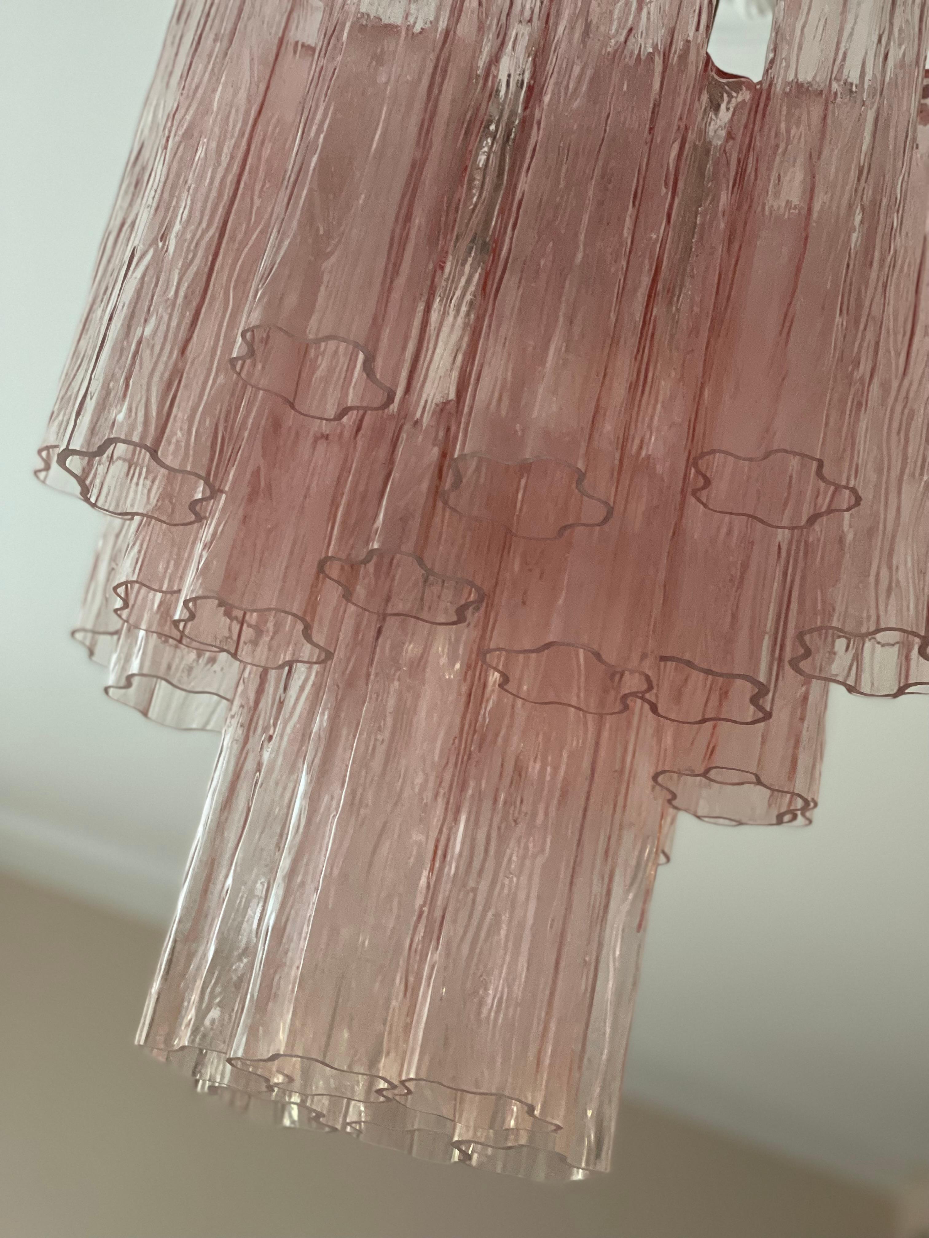 Coppia di lampadari rosa di Murano nello stile di Venini. dimensioni medio-piccole. in vendita 1