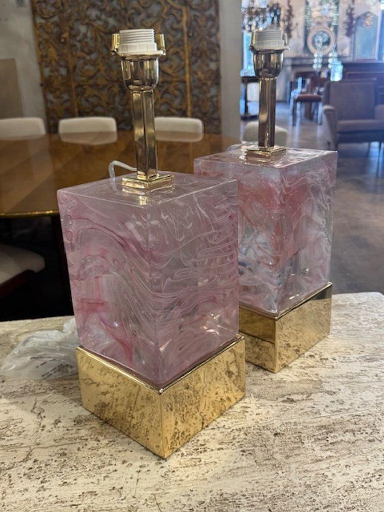italien Paire de blocs-miroirs en verre de Murano rose et laiton en vente