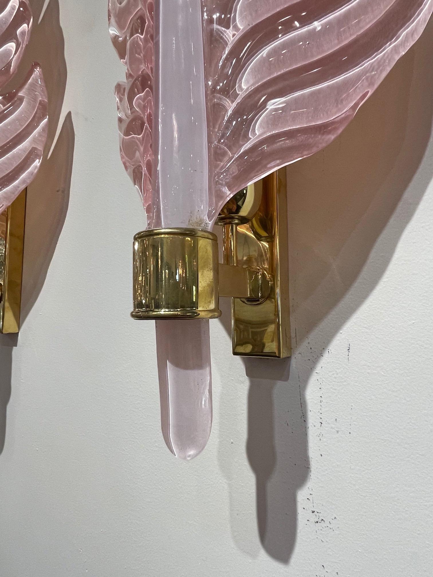 Paar Wandleuchter aus rosa Muranoglas und Blattmessing in Blattform im Zustand „Gut“ im Angebot in Dallas, TX