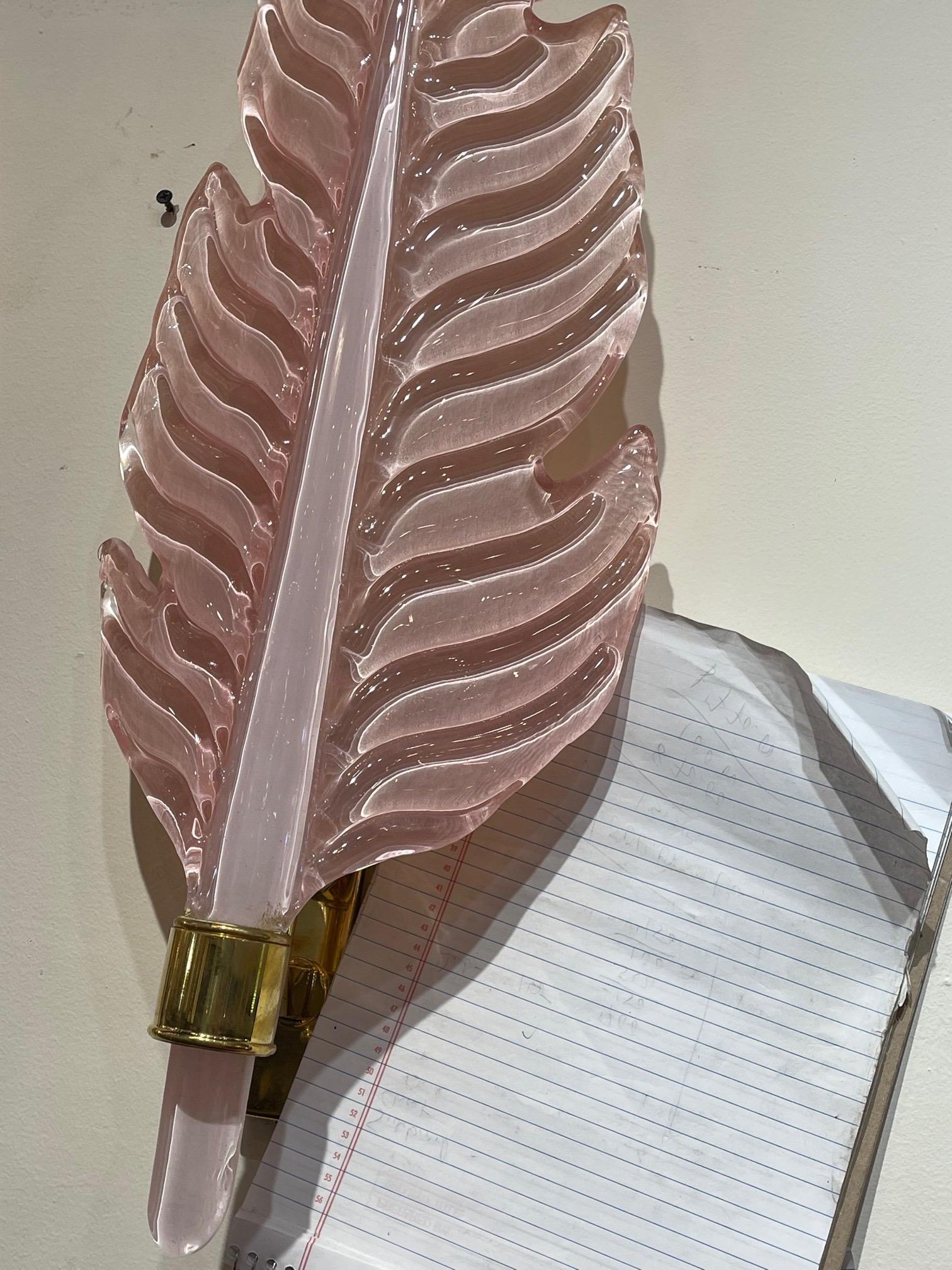 Paar Wandleuchter aus rosa Muranoglas und Blattmessing in Blattform (Messing) im Angebot