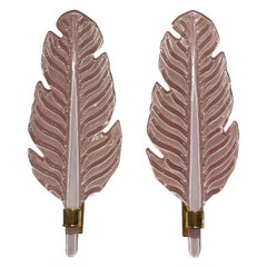 Pareja de apliques de pared de cristal de Murano rosa y latón en forma de hoja