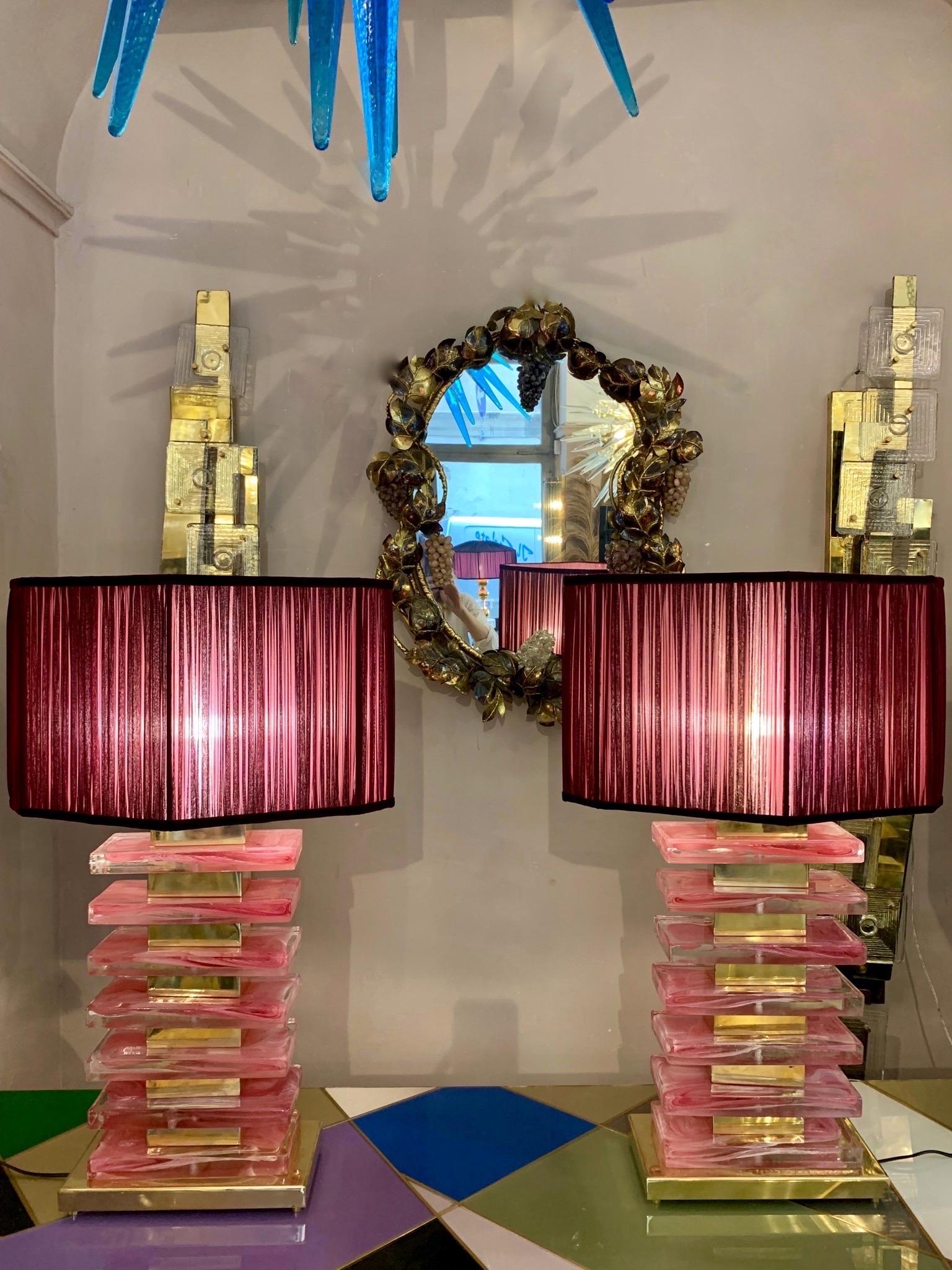 Paire de lampes de table en blocs de verre de Murano de couleur rose avec des raccords en laiton et nos abat-jour.
Les blocs roses en verre de Murano sont soufflés à la main avec du verre de Murano transparent, créant ainsi un effet mixte. Les