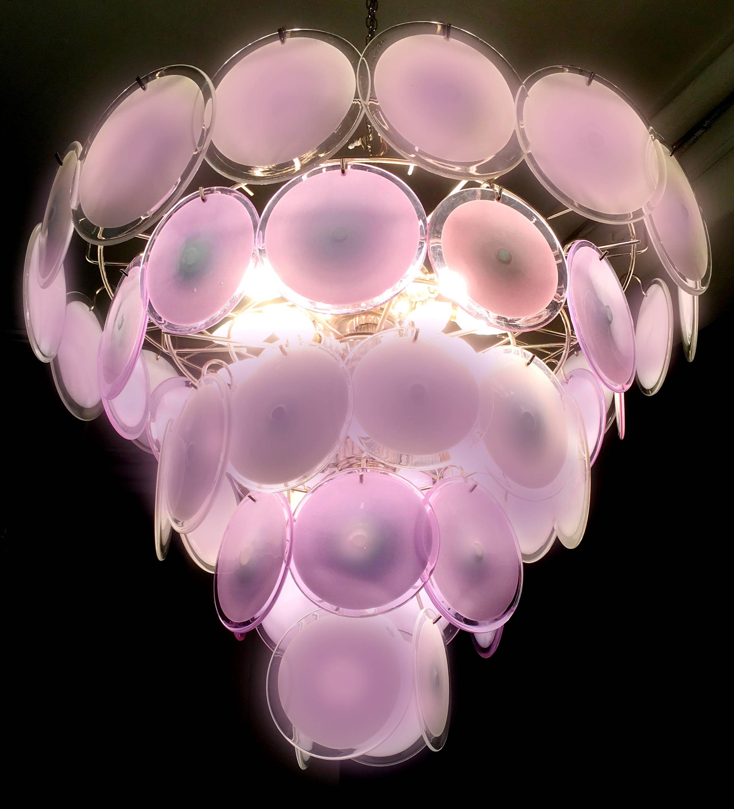 Paar rosa Muranoglas-Scheiben-Kronleuchter, Italien, 1970er Jahre im Angebot 1