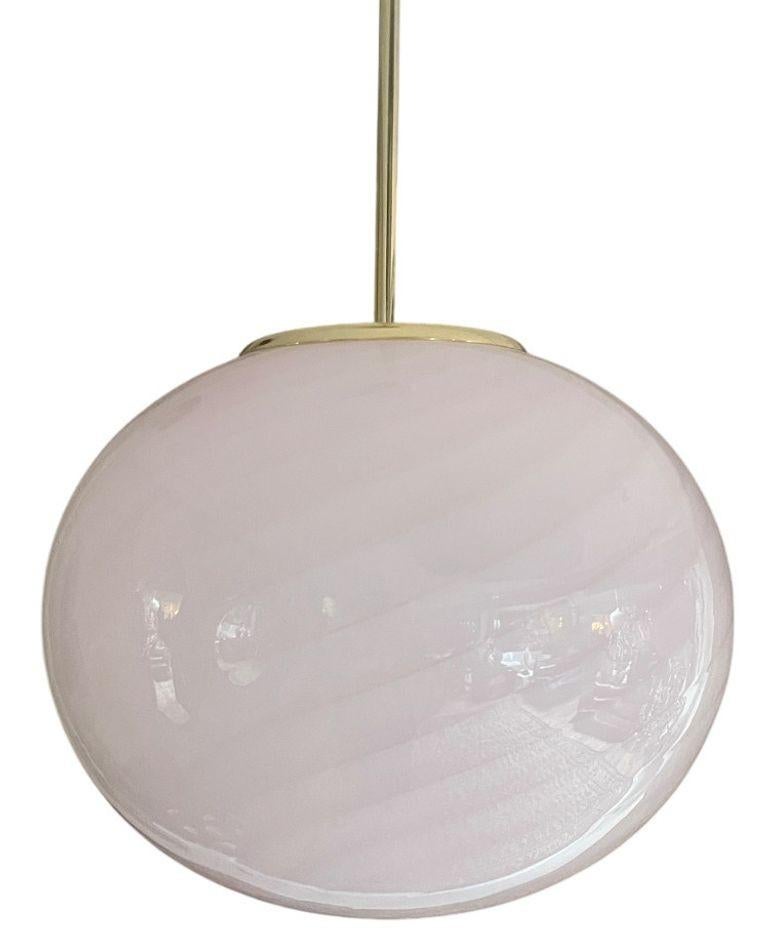 Italiano Coppia di lampadari a globo in vetro di Murano rosa con design a vortice. Italia, anni '70. in vendita