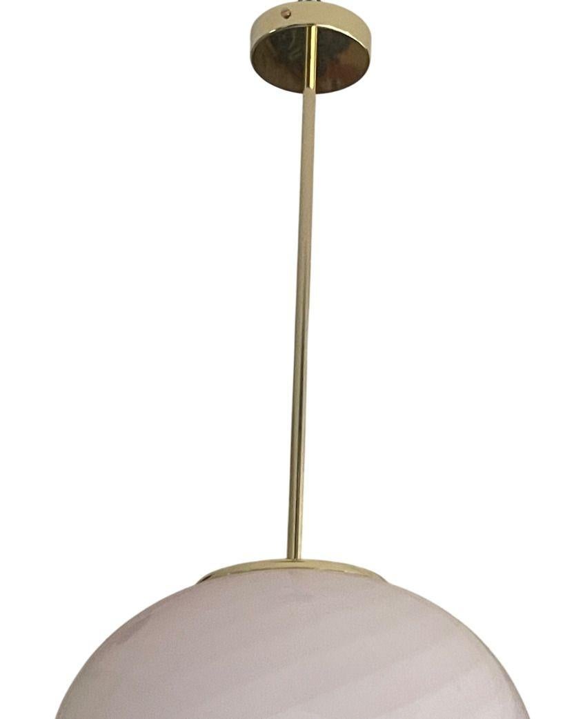 Coppia di lampadari a globo in vetro di Murano rosa con design a vortice. Italia, anni '70. In condizioni ottime in vendita a Los Angeles, CA