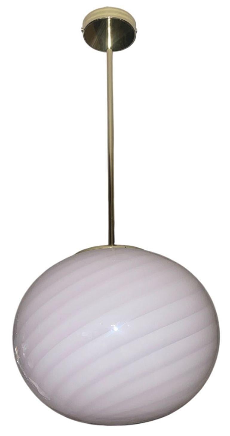 Fine XX secolo Coppia di lampadari a globo in vetro di Murano rosa con design a vortice. Italia, anni '70. in vendita