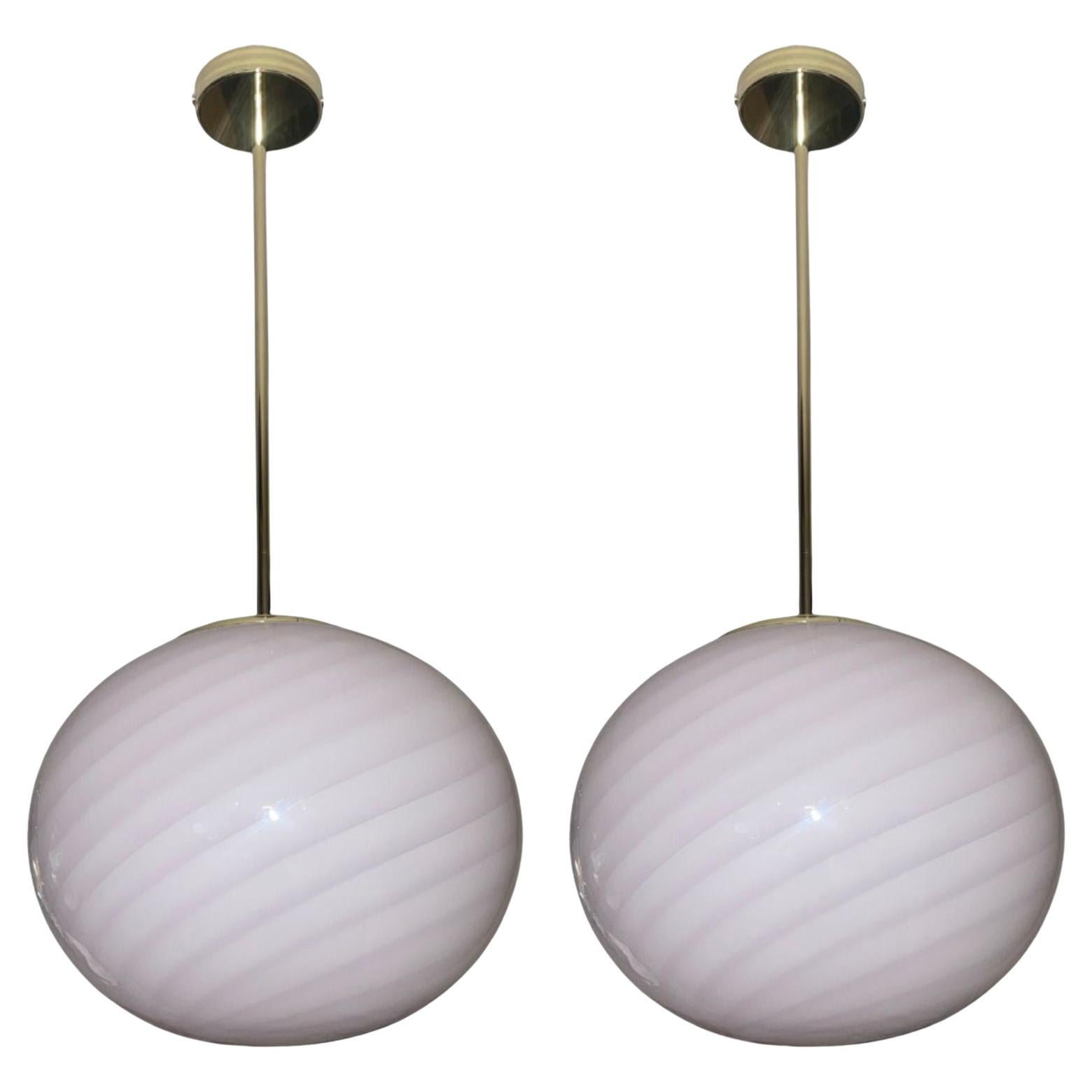 Coppia di lampadari a globo in vetro di Murano rosa con design a vortice. Italia, anni 
70. in vendita