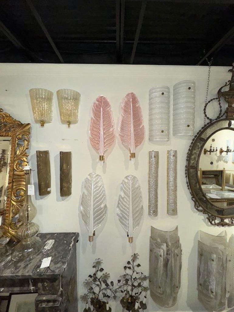 Italiano Coppia di lampade a forma di foglie in vetro di Murano rosa in vendita