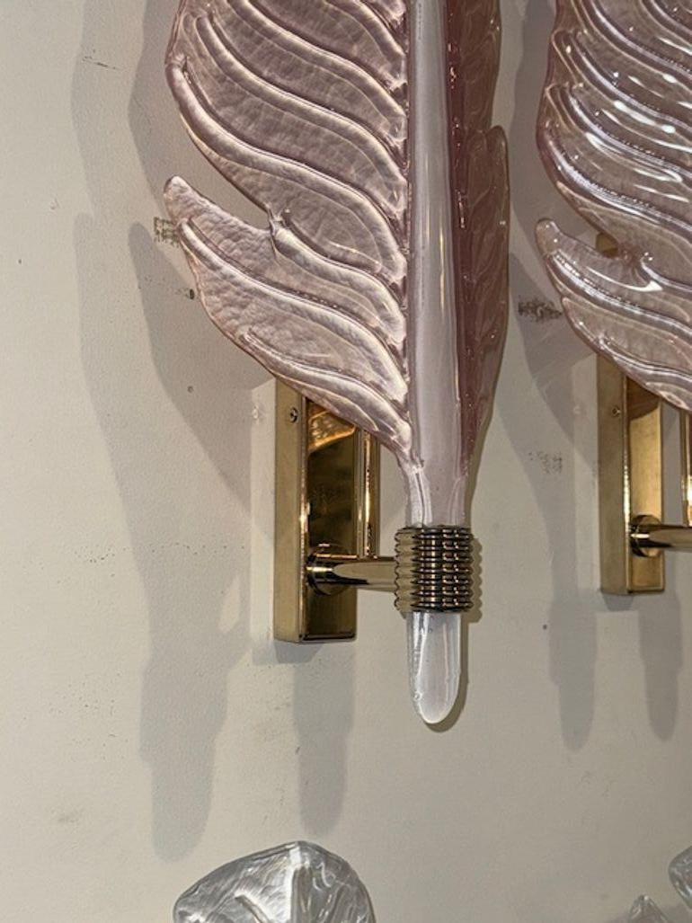 XXI secolo e contemporaneo Coppia di lampade a forma di foglie in vetro di Murano rosa in vendita