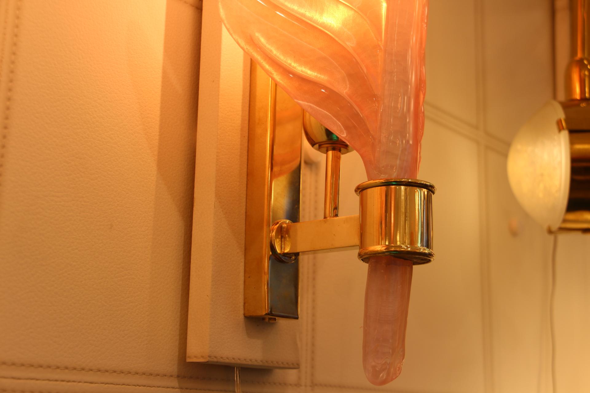 Ottone Coppia di lampade da parete a forma di foglia in vetro di Murano rosa,  Stile Barovier in vendita