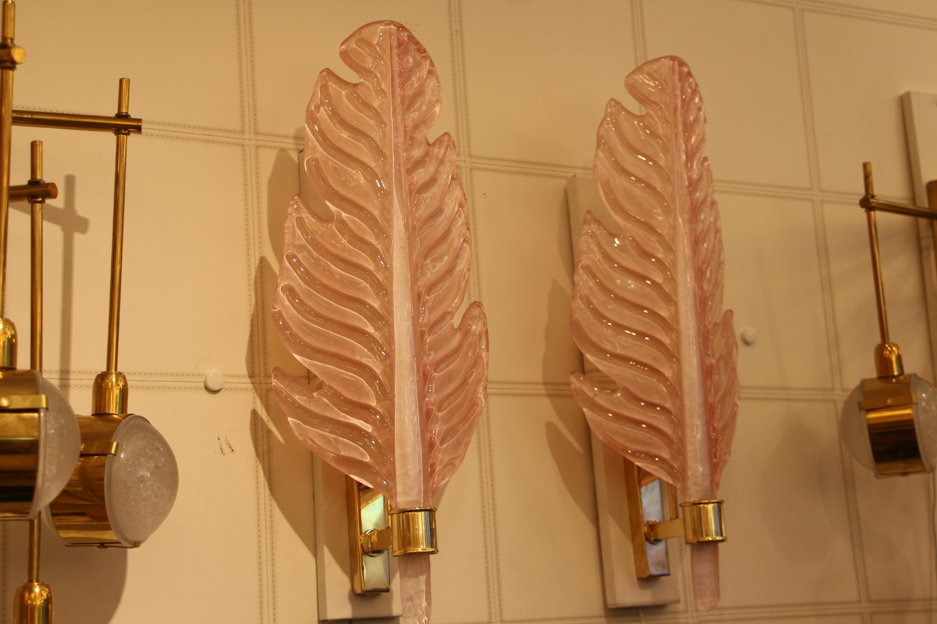 Art Déco Coppia di lampade da parete a forma di foglia in vetro di Murano rosa,  Stile Barovier in vendita