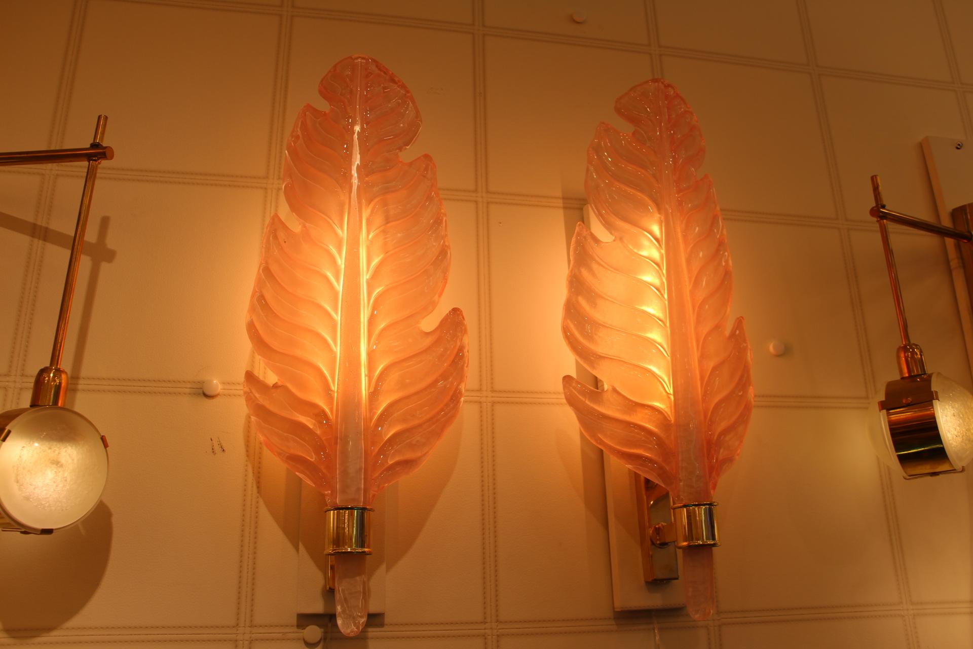 Very nice pair of soft pink Murano glass sconces on a golden brass structure.
1 bulb by light.
It gives a warm and pleasant light and provides a luxurious touch in all styles of interiors.
Takes E14 bulbs. Wired for U.S.