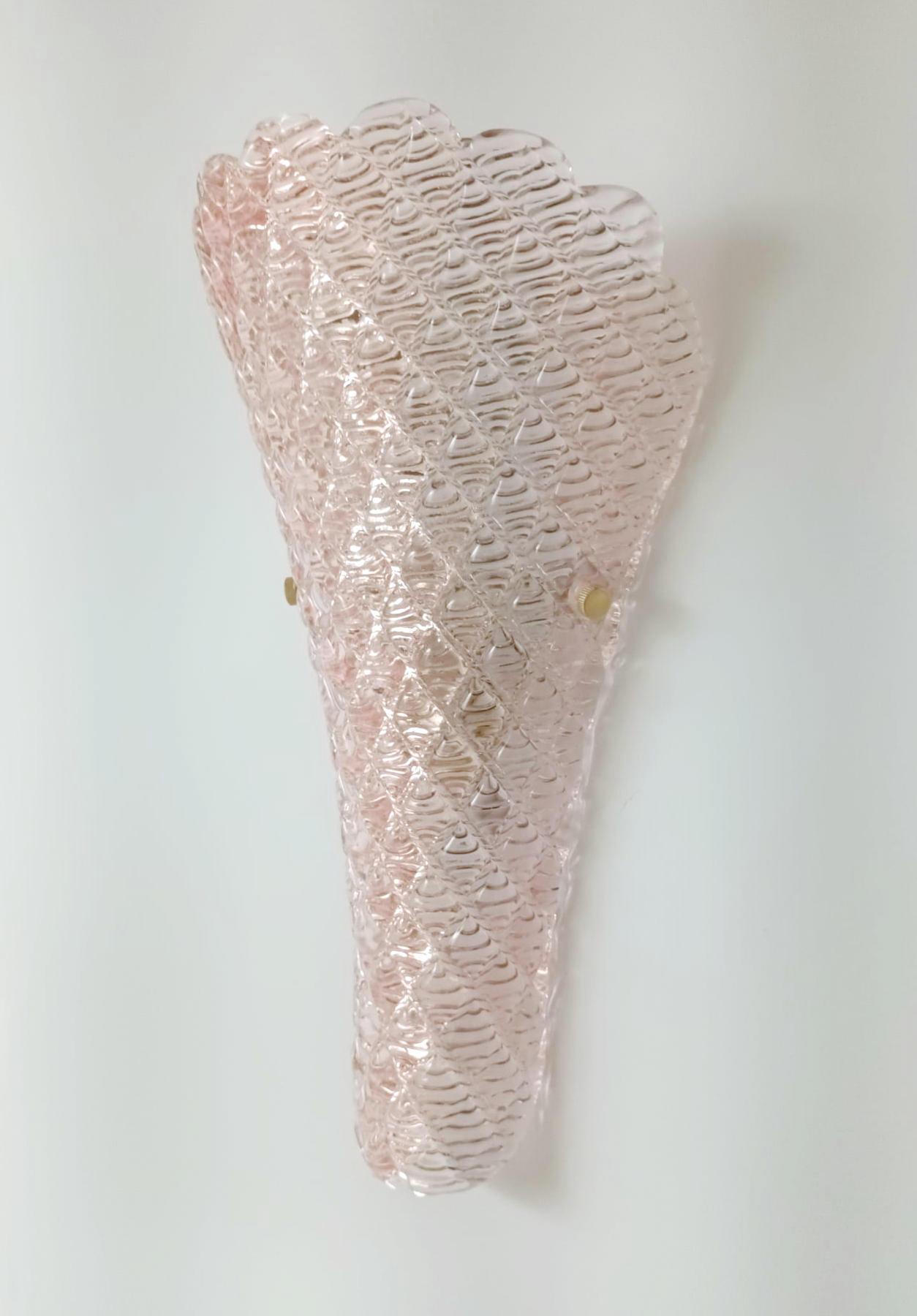 Vieille applique italienne avec des abat-jour en verre Murano texturé rose montés sur des cadres en métal blanc / Fabriquée en Italie vers les années 1960.
Mesures : hauteur 16 pouces, largeur 9 pouces, profondeur 5 pouces
1 lampe / type E12 ou