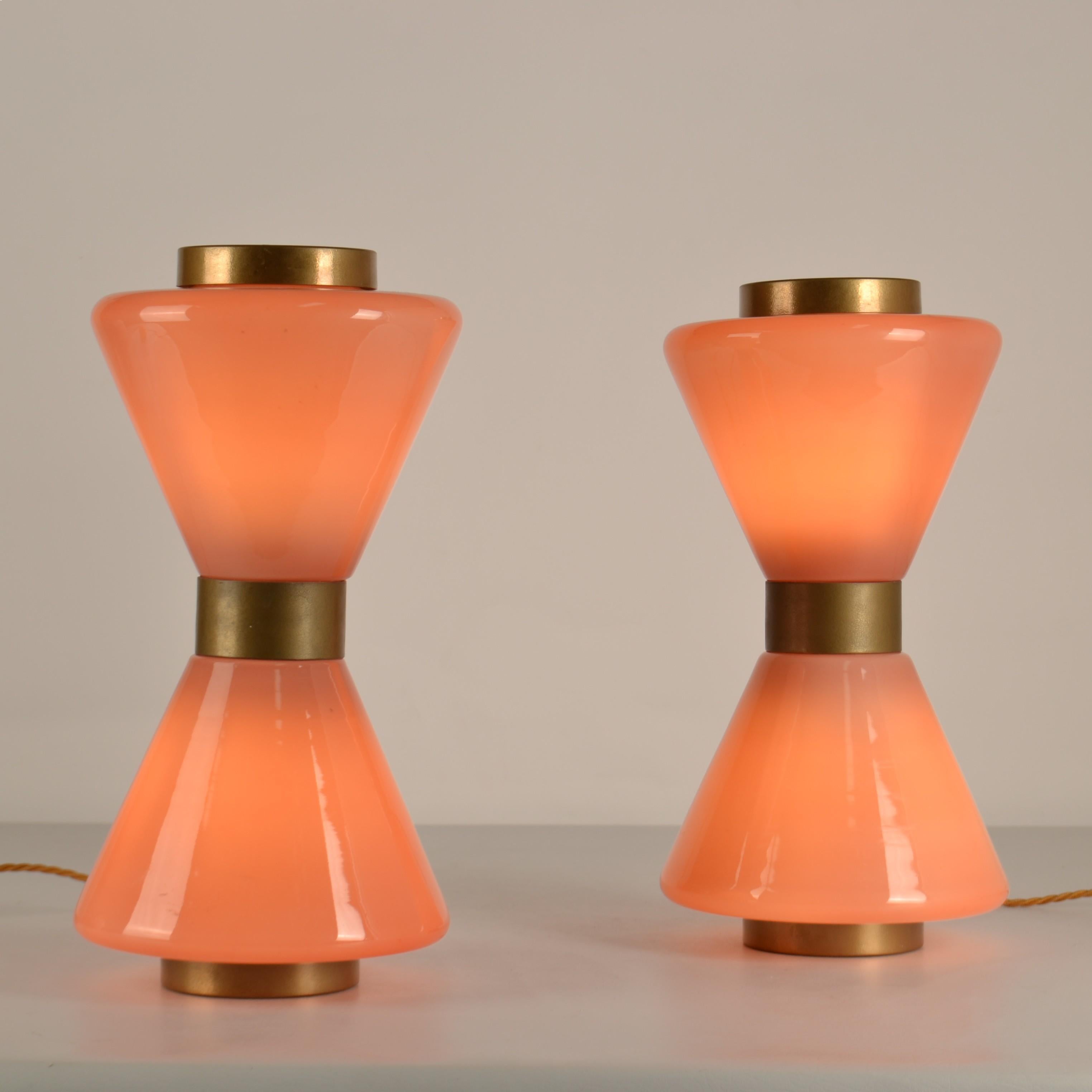 Pareja de Lámparas de Mesa de Murano Rosa Reloj de Arena Años 50 Estilo Vistosi Moderno de mediados de siglo en venta