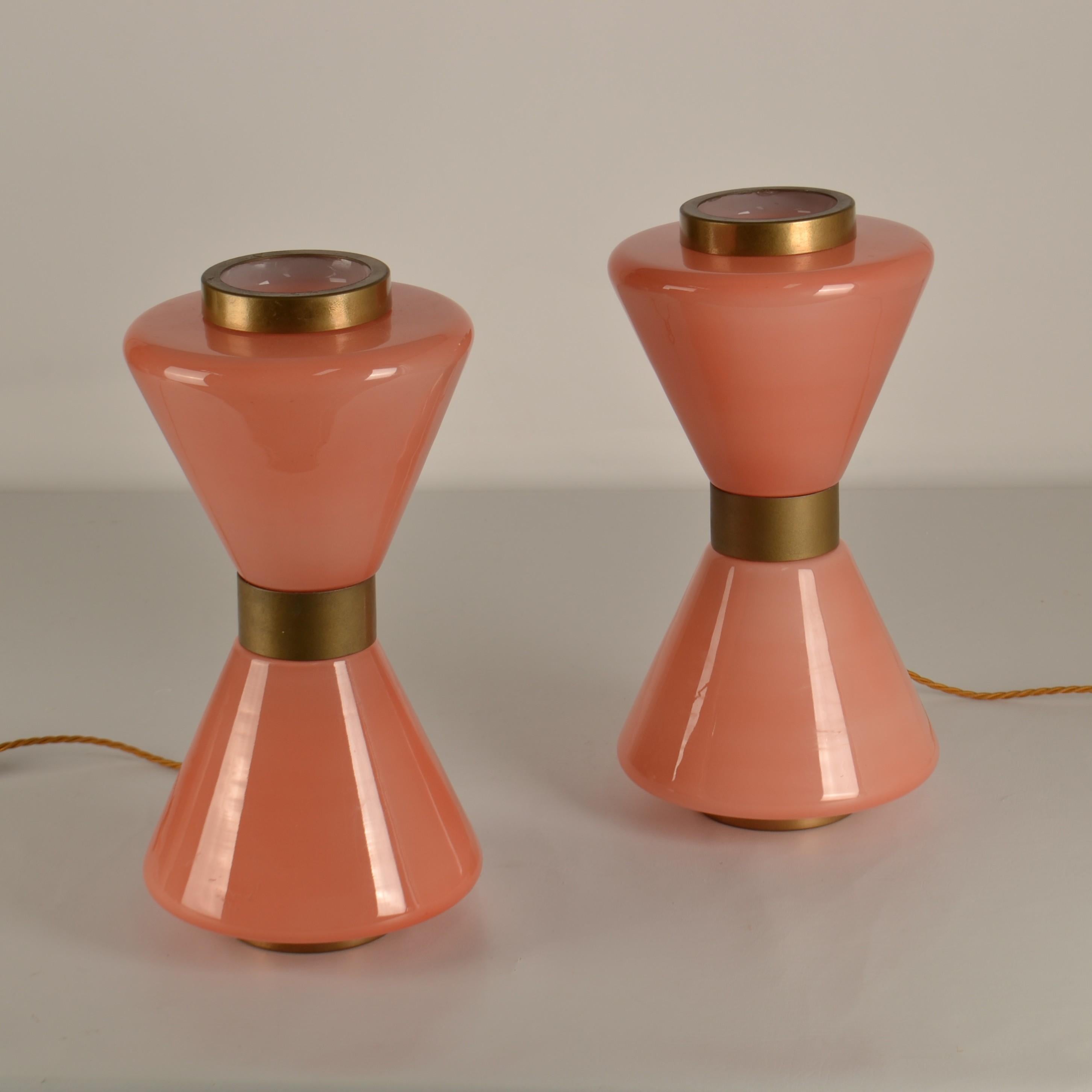 Pareja de Lámparas de Mesa de Murano Rosa Reloj de Arena Años 50 Estilo Vistosi Vidrio soplado en venta