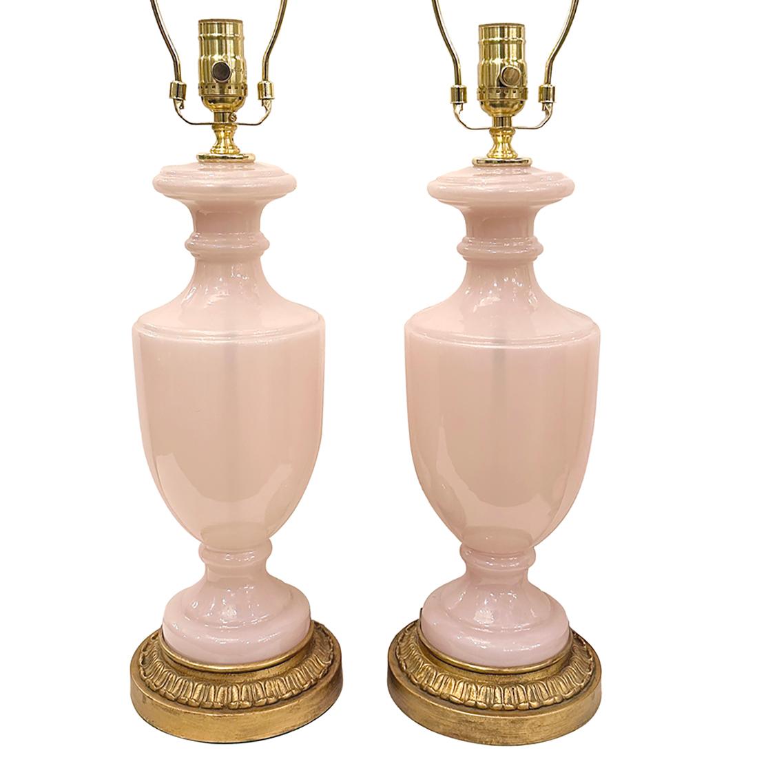 Paire de lampes en verre opalin des années 1950.

Mesures :
Hauteur du corps : 18