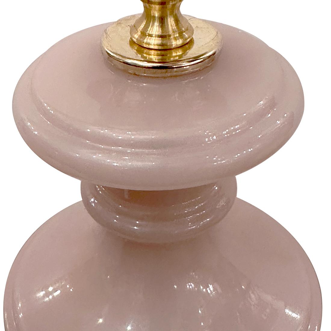 Français Paire de lampes en verre opalin rose en vente