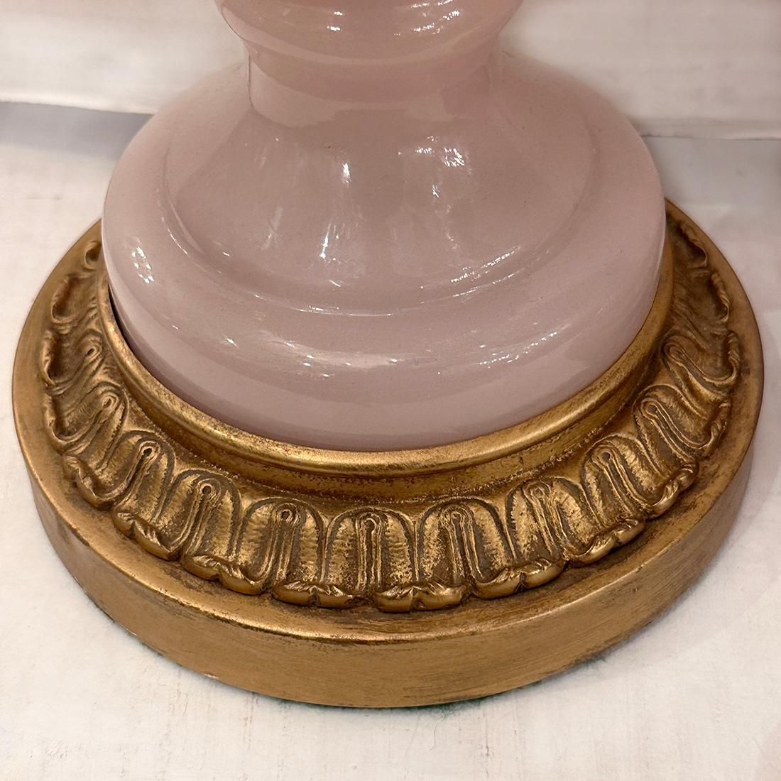 Paire de lampes en verre opalin rose Bon état - En vente à New York, NY