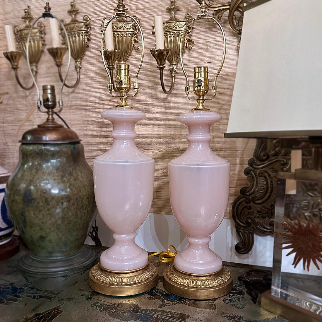 Milieu du XXe siècle Paire de lampes en verre opalin rose en vente