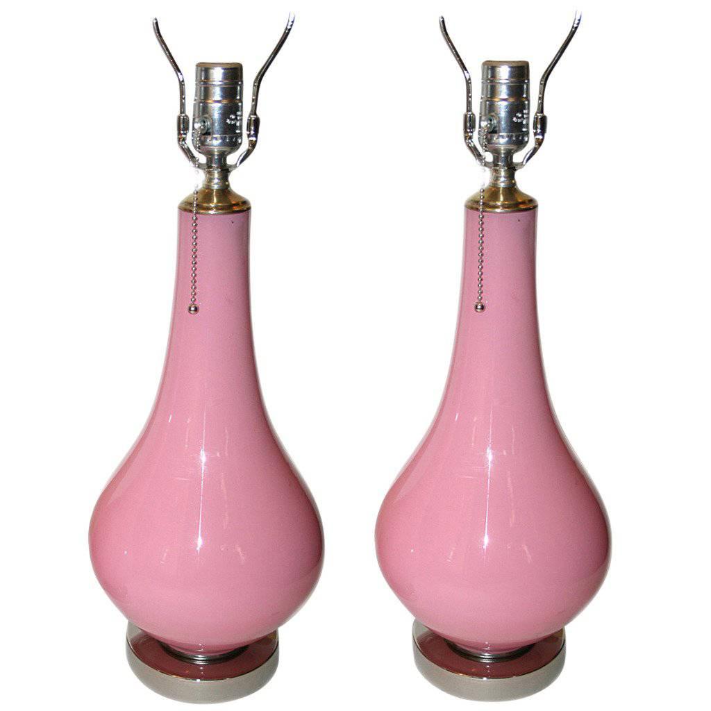 Paire de lampes en verre opalin rose