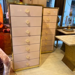 Coppia di cassettiere rosa pallido con maniglie a fiore in vetro di Pandora Decor