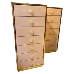 Coppia di cassettiere rosa pallido con maniglie a fiore in vetro di Pandora Decor