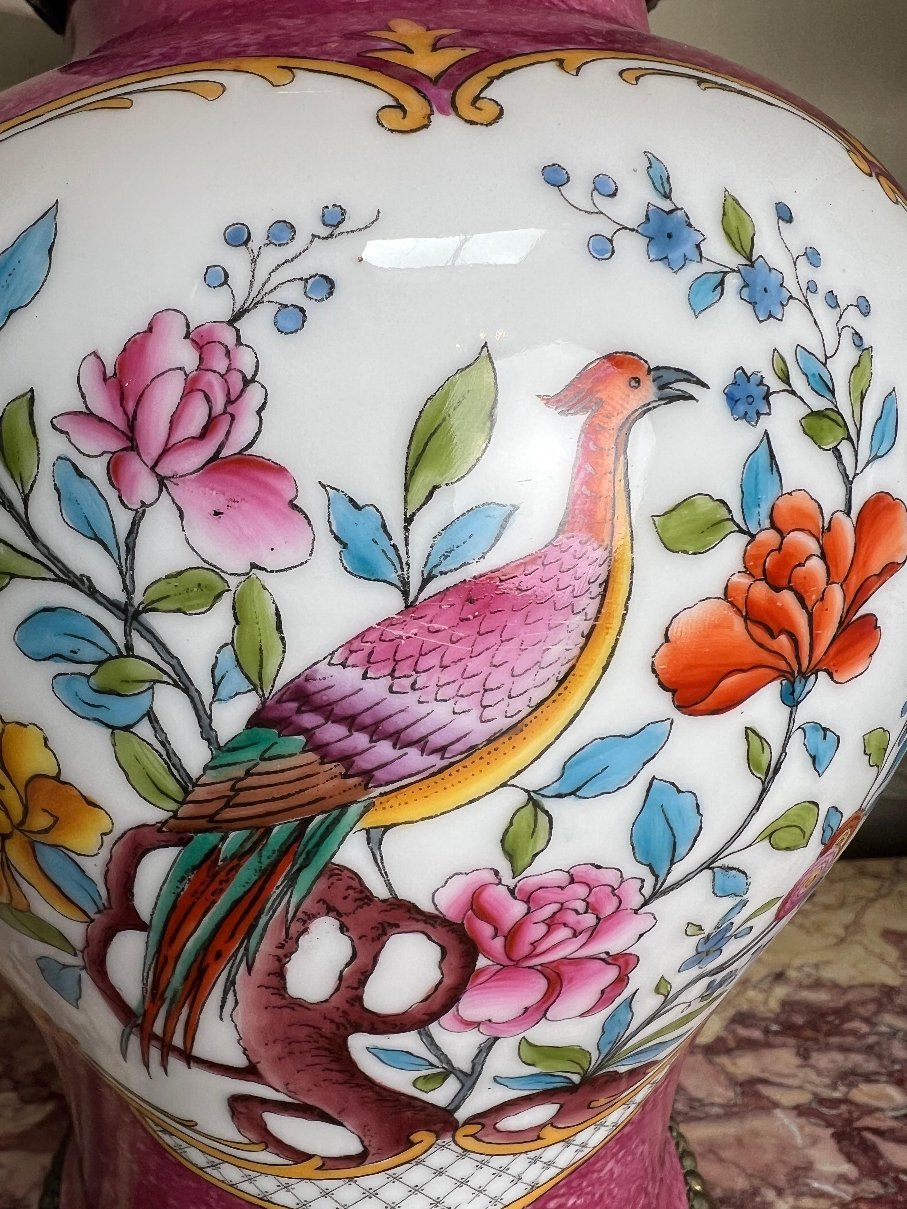 Chinoiseries Paire de lampes en porcelaine rose avec oiseaux et fleurs émaillés en vente