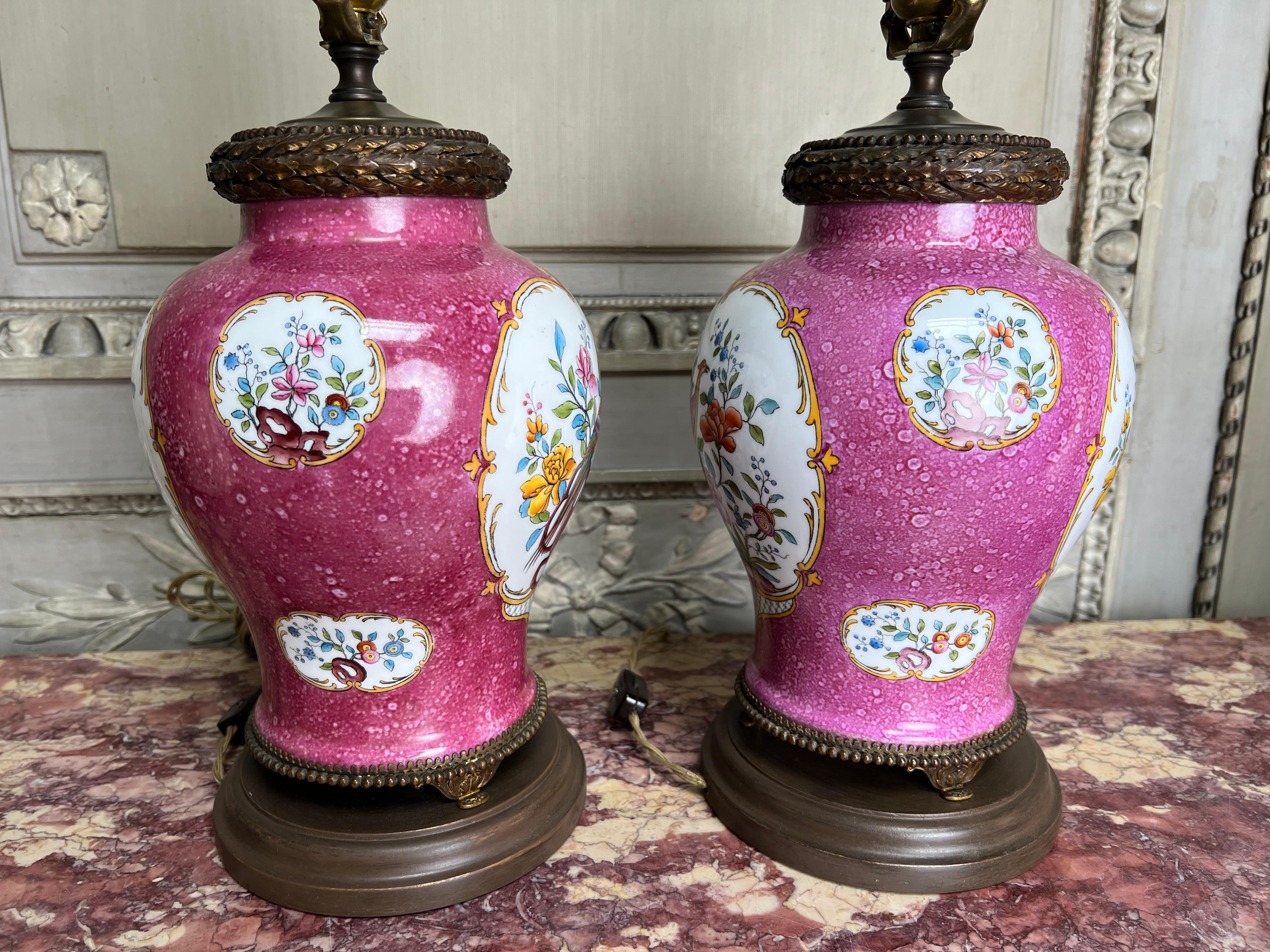 20ième siècle Paire de lampes en porcelaine rose avec oiseaux et fleurs émaillés en vente