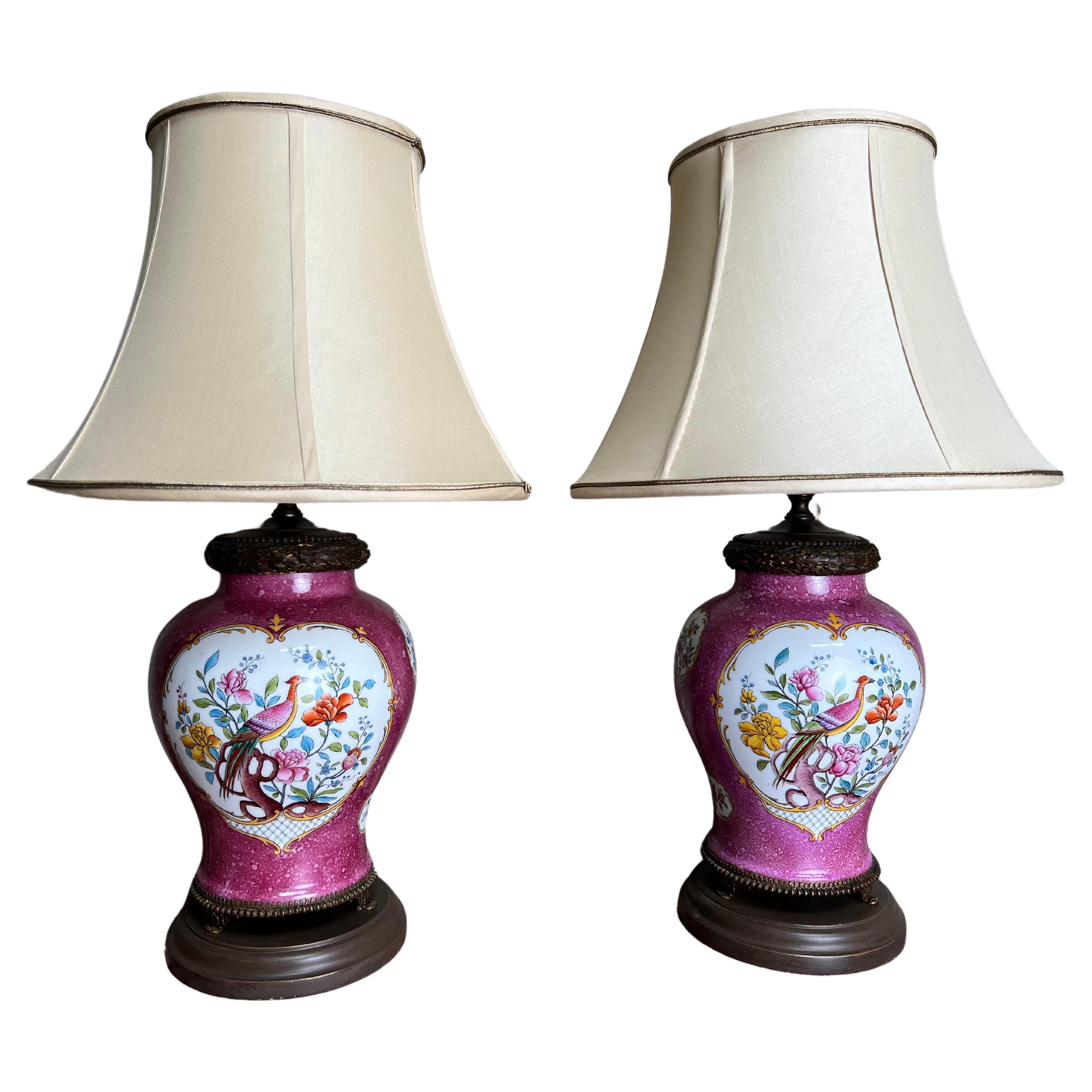 Paire de lampes en porcelaine rose avec oiseaux et fleurs émaillés