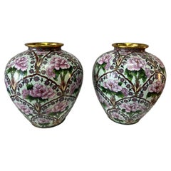 Paire de vases floraux roses en porcelaine