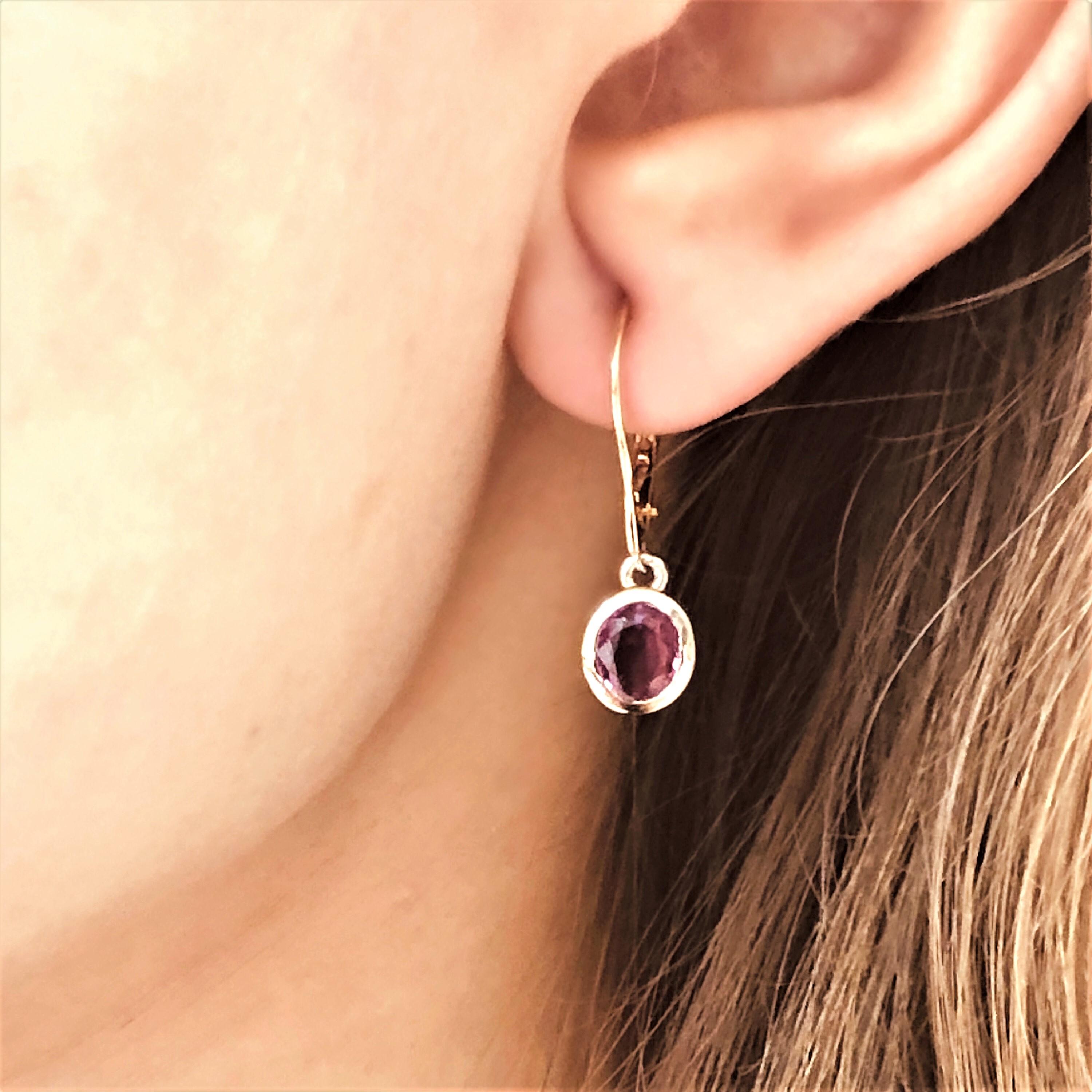 Pair of Pink Sapphire Gold Hoop Earrings Weighing 1.65 Carat In New Condition In New York, NY
